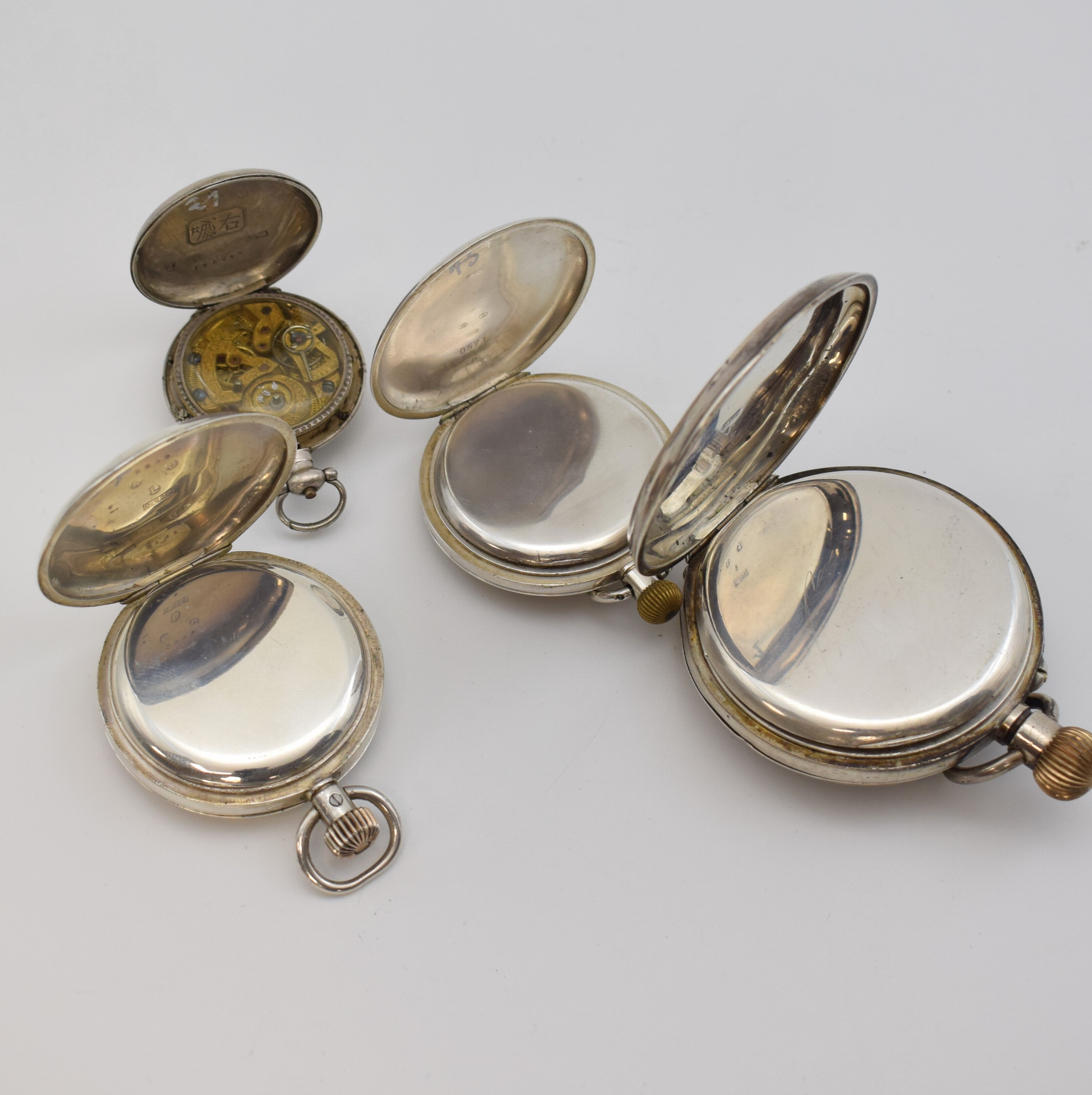Detail c: Konvolut: 4 Silbertaschenuhren, Schweiz ca. 1870-1920, 1) offene Damentaschenuhr für den Chinesischen Markt, Emailzifferbl., Zentralsek., vollgrav. ...