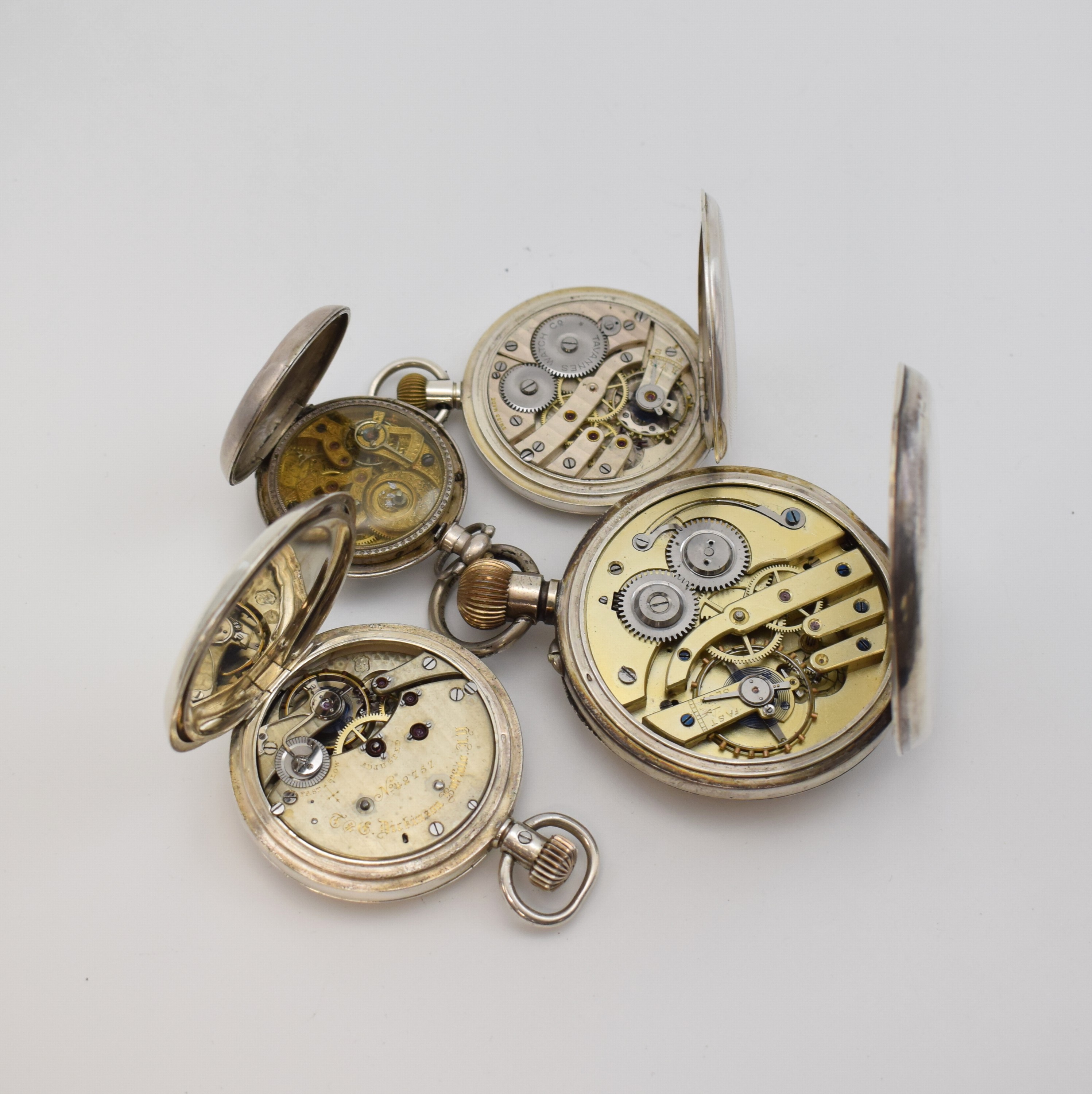 Detail d: Konvolut: 4 Silbertaschenuhren, Schweiz ca. 1870-1920, 1) offene Damentaschenuhr für den Chinesischen Markt, Emailzifferbl., Zentralsek., vollgrav. ...