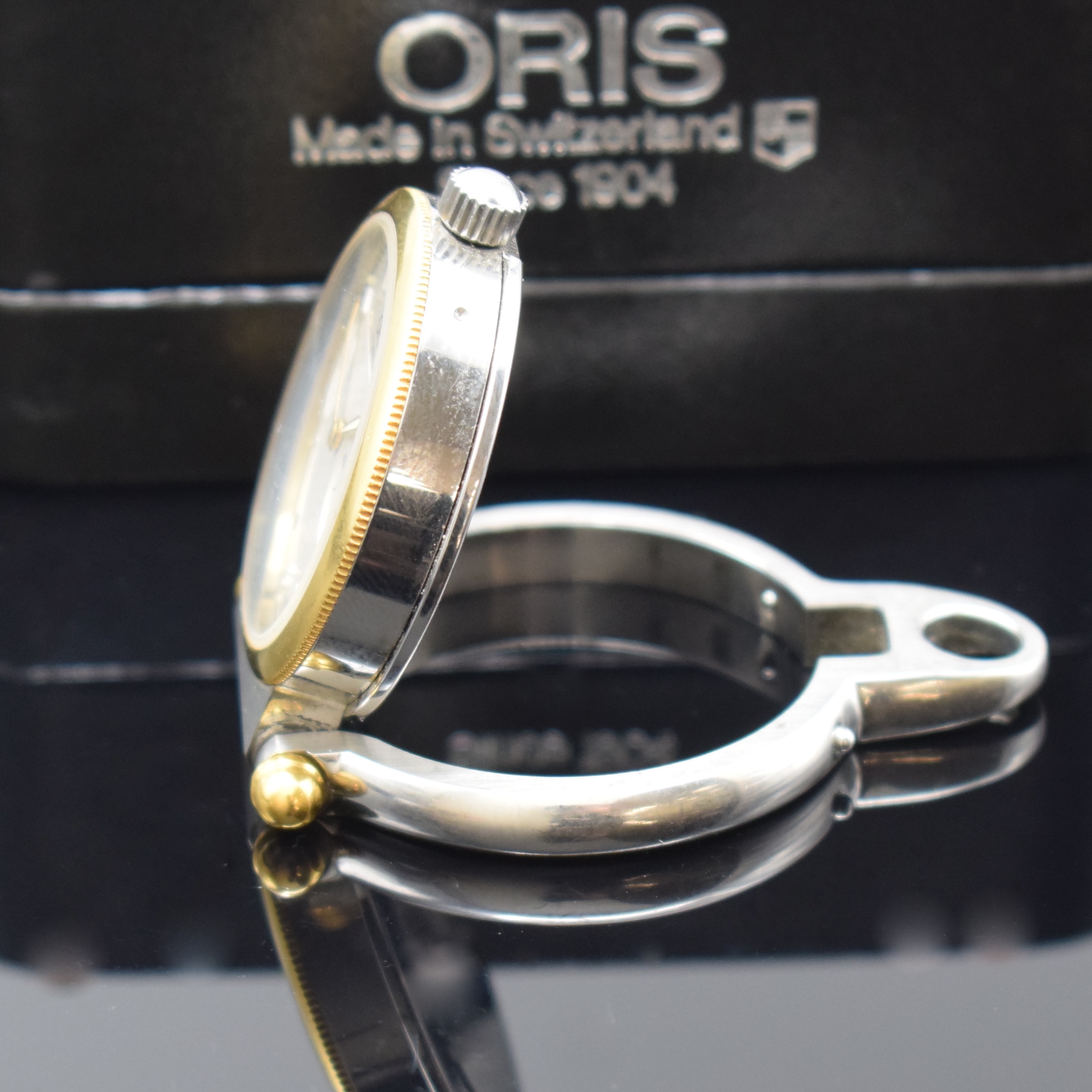 Detail a: ORIS kleine Tischuhr in Stahl Referenz 7456, Schweiz um 1995, Handaufzug, beids. vergl. u. aufklappbares Geh., Boden aufgedr., silb. Zifferbl. mittig ...