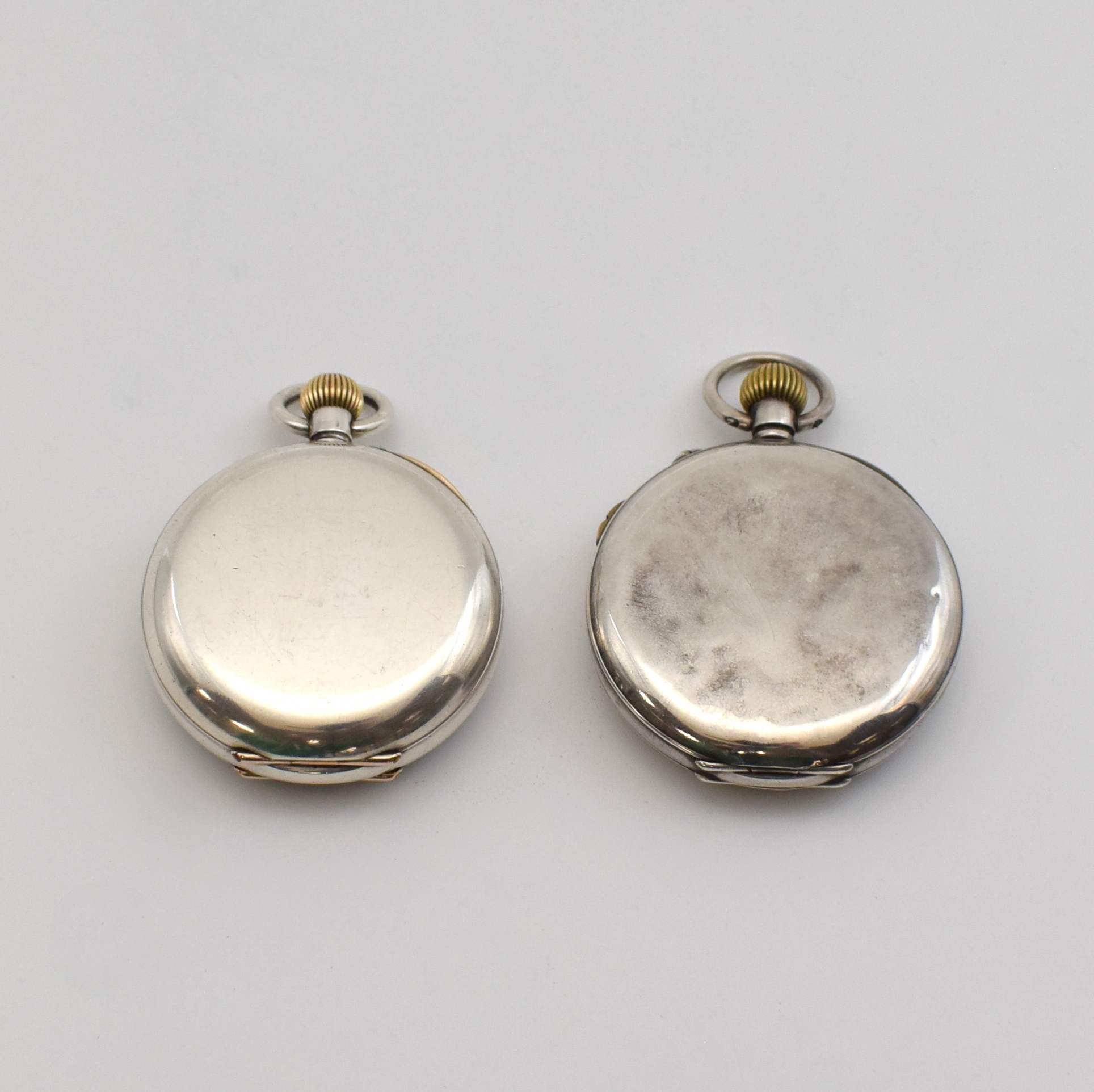 Detail c: Konvolut: 2 offene Silbertaschenuhren für den englischen Markt, Schweiz um 1900, glatte Gehäuse dell., 1 x m. Goldscharnieren, Emailzifferbl. m. ...