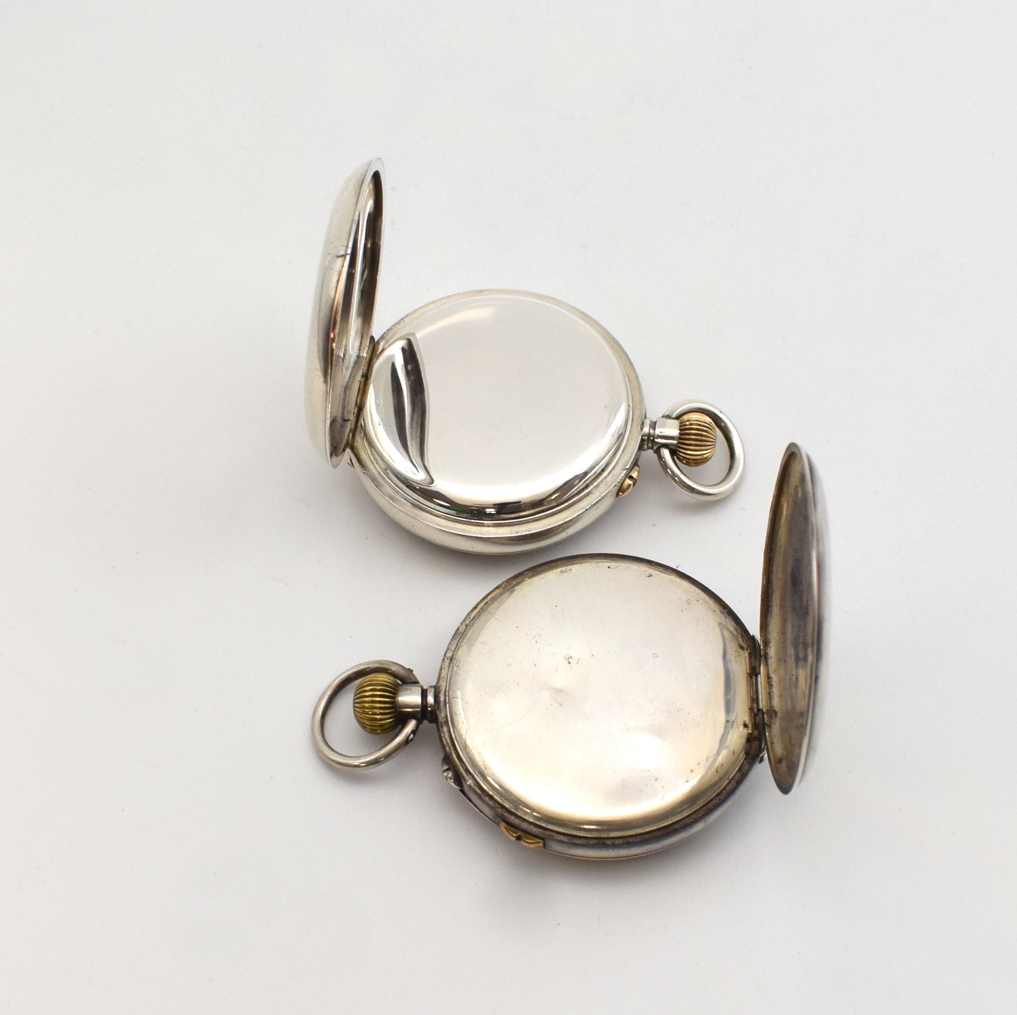 Detail e: Konvolut: 2 offene Silbertaschenuhren für den englischen Markt, Schweiz um 1900, glatte Gehäuse dell., 1 x m. Goldscharnieren, Emailzifferbl. m. ...