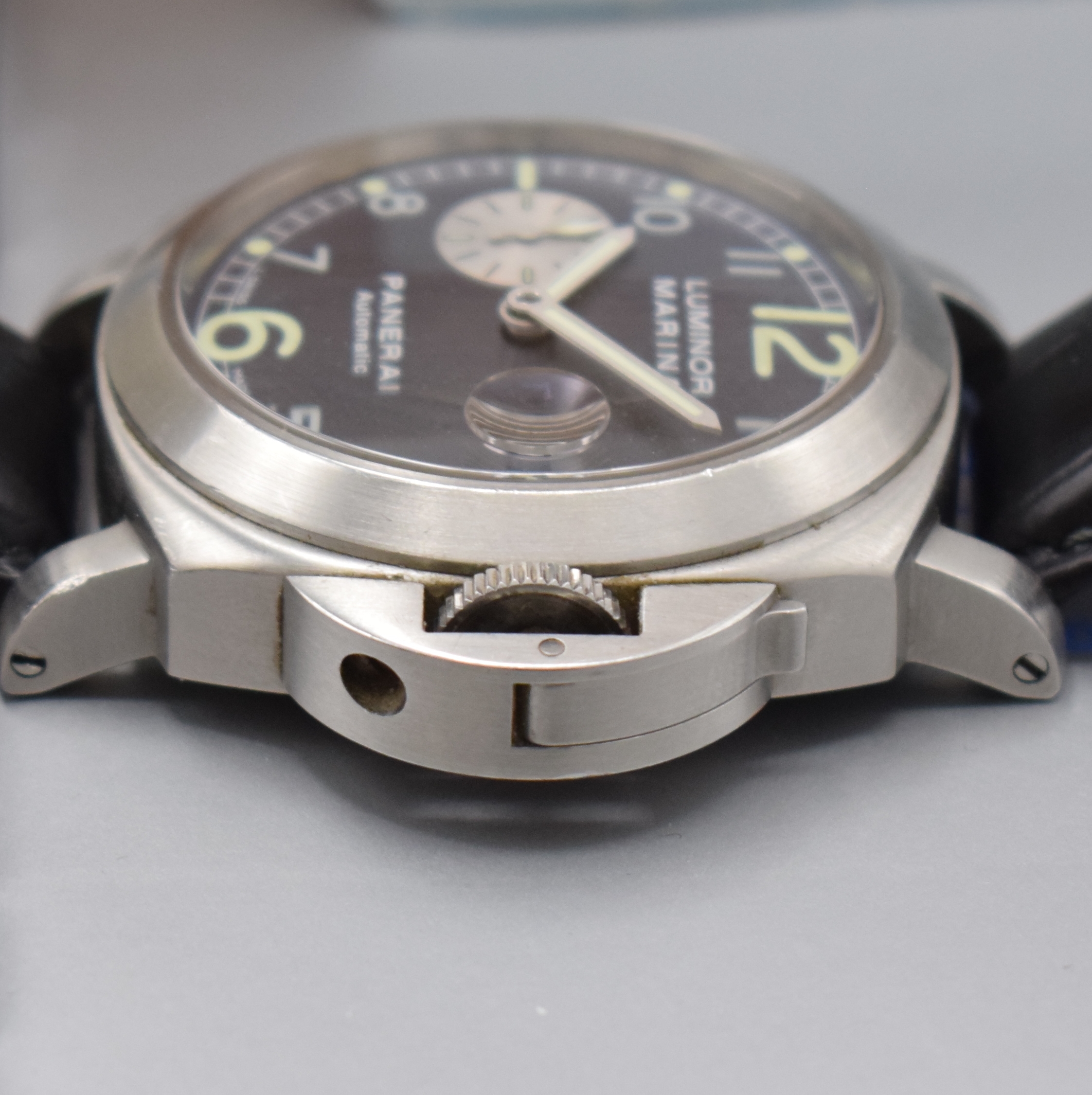Detail b: PANERAI Luminor Marina Herrenarmbanduhr, Schweiz verk. lt. Pap. 12/2001, Automatik, auf 3000 Stück limitierte D-Serie, Edelstahlgeh., Boden ...