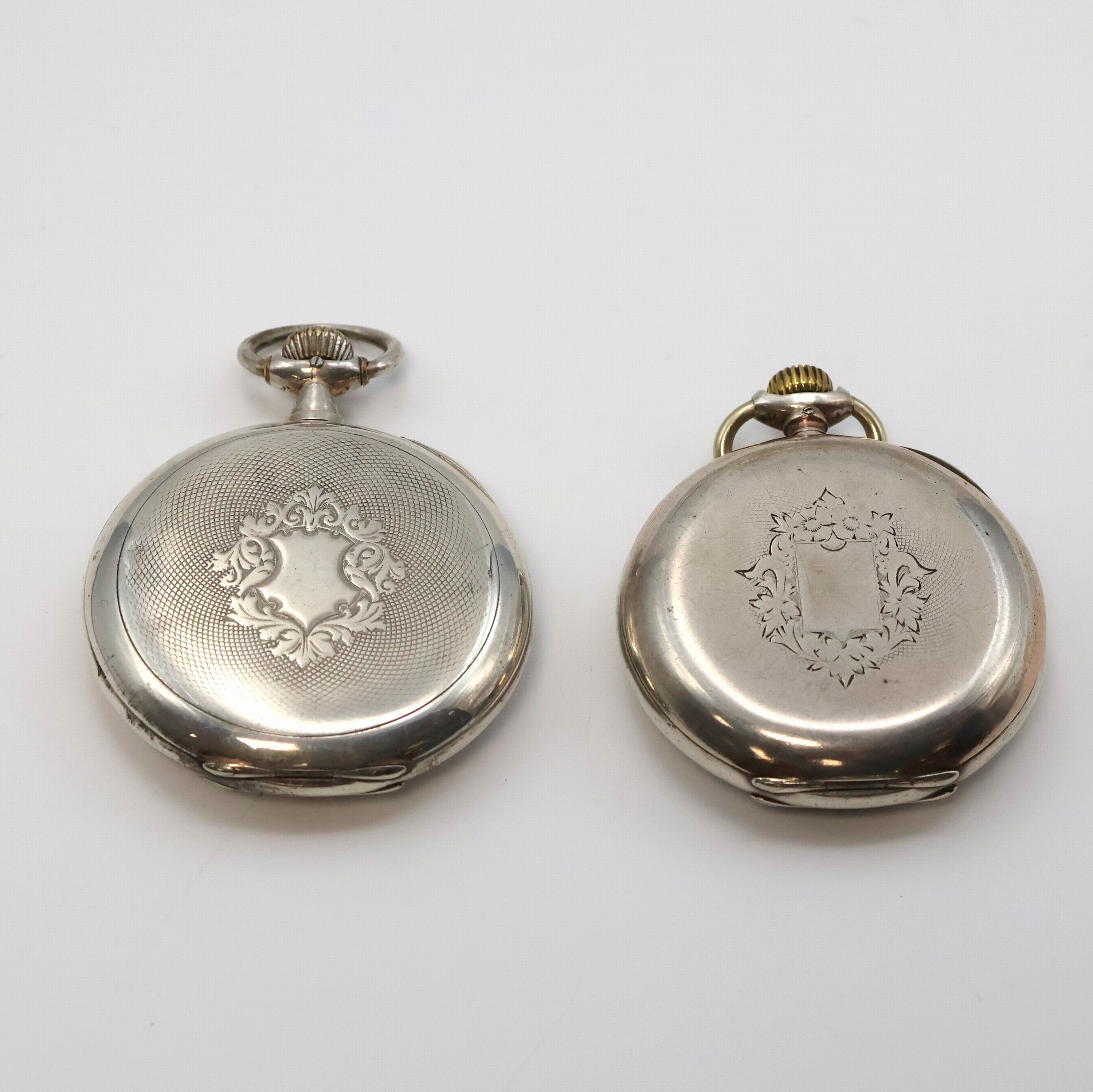 Detail a: IWC 2 offene Silbertaschenuhren mit Kaliber 52, Schweiz um 1902/1904, guill. Gehäuse dell./ber., Emailzifferblätter teils riss. u. besch., arab. ...