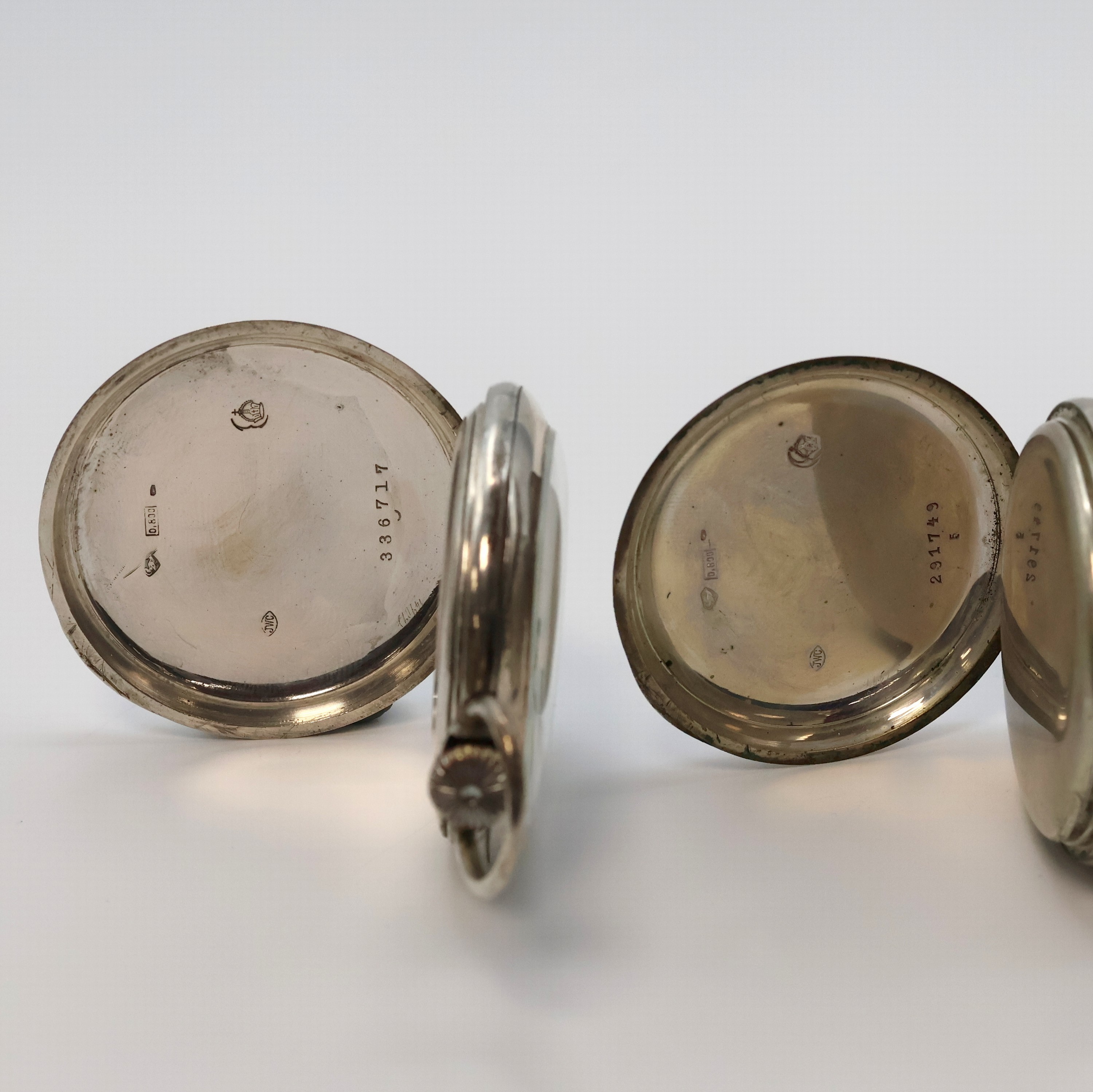 Detail b: IWC 2 offene Silbertaschenuhren mit Kaliber 52, Schweiz um 1902/1904, guill. Gehäuse dell./ber., Emailzifferblätter teils riss. u. besch., arab. ...