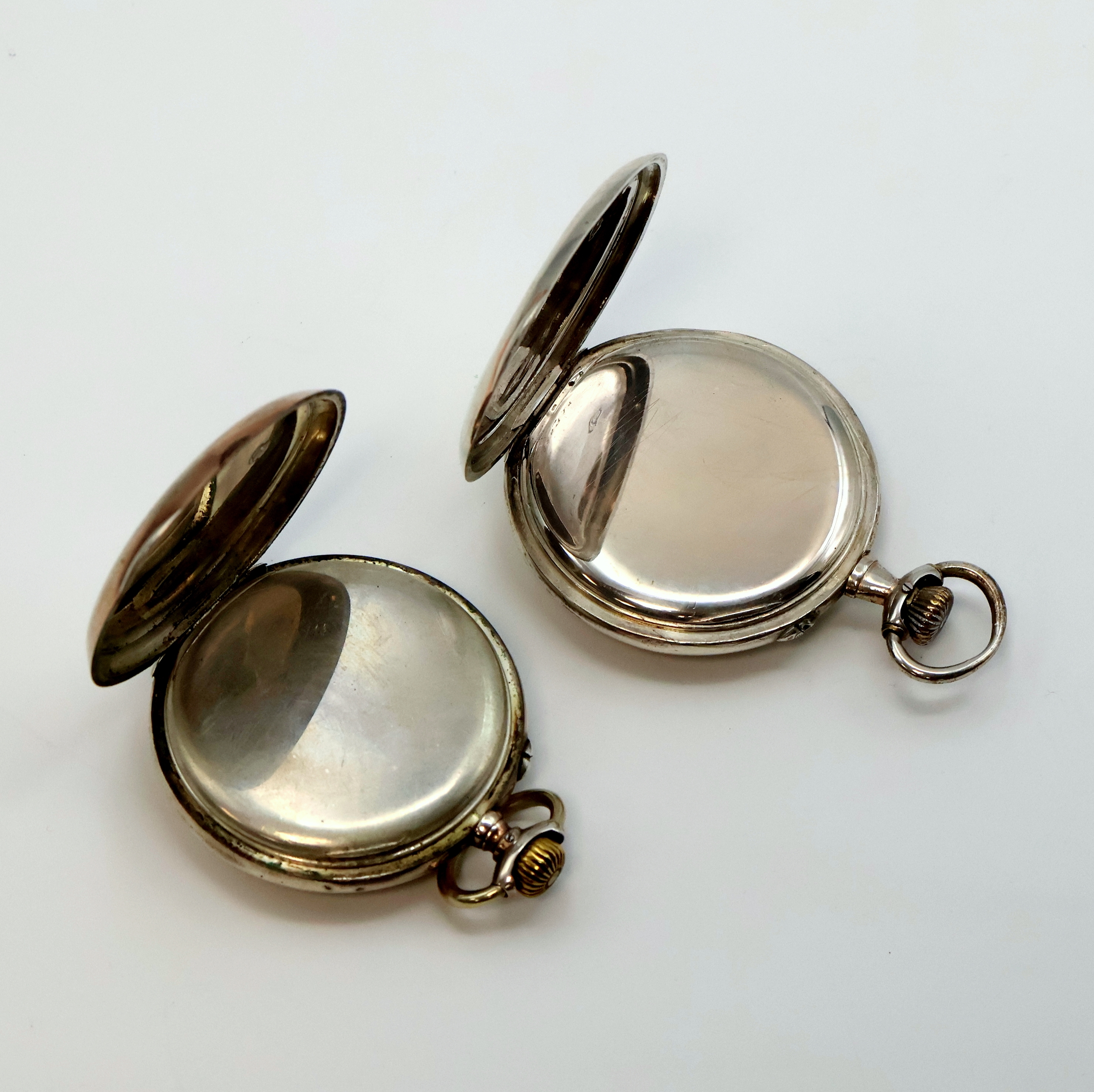 Detail c: IWC 2 offene Silbertaschenuhren mit Kaliber 52, Schweiz um 1902/1904, guill. Gehäuse dell./ber., Emailzifferblätter teils riss. u. besch., arab. ...