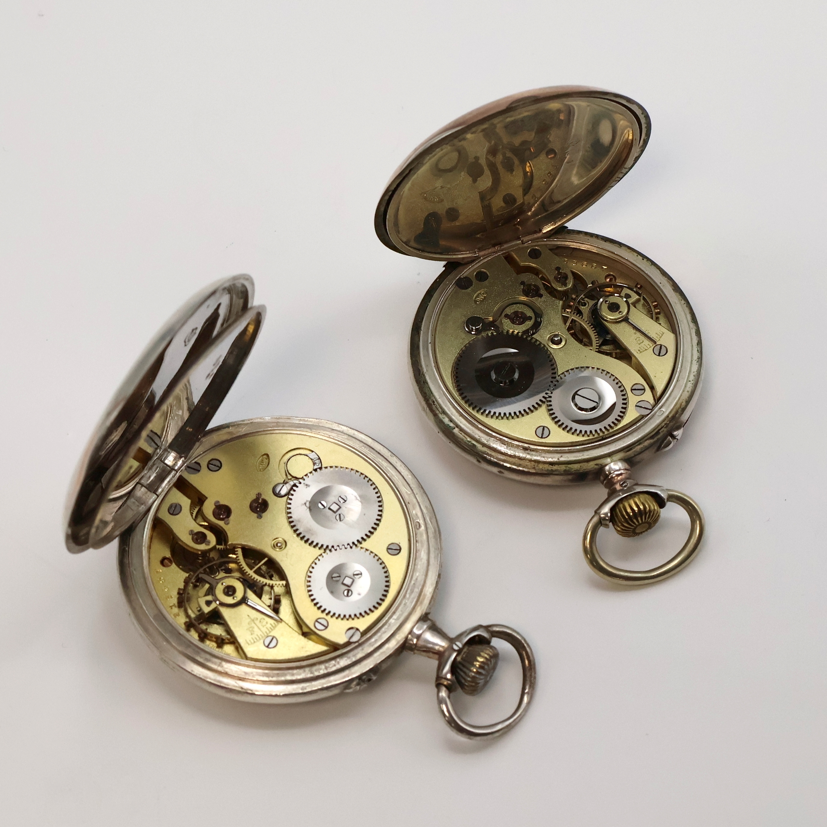 Detail d: IWC 2 offene Silbertaschenuhren mit Kaliber 52, Schweiz um 1902/1904, guill. Gehäuse dell./ber., Emailzifferblätter teils riss. u. besch., arab. ...