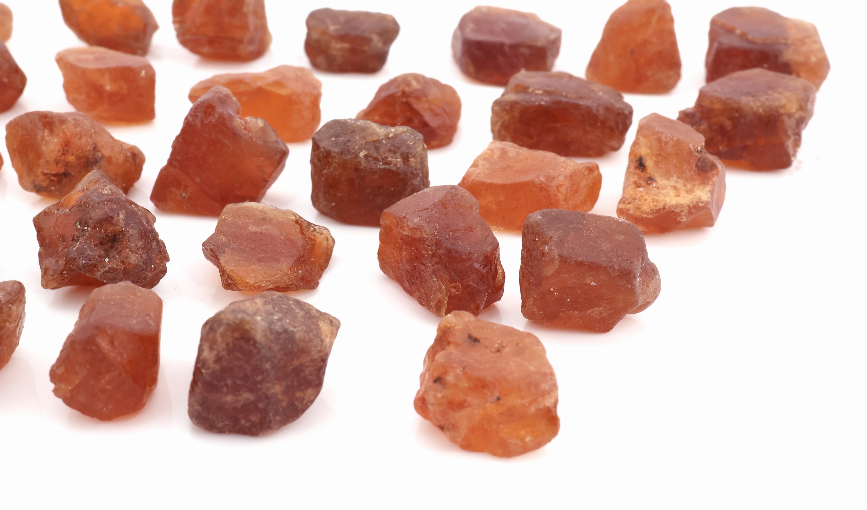 Detail a: Lot lose Hessonit-Rohsteine zus. ca. 376.6 ct (gewogen), in versch. Größen, Formen und Farbnuancen