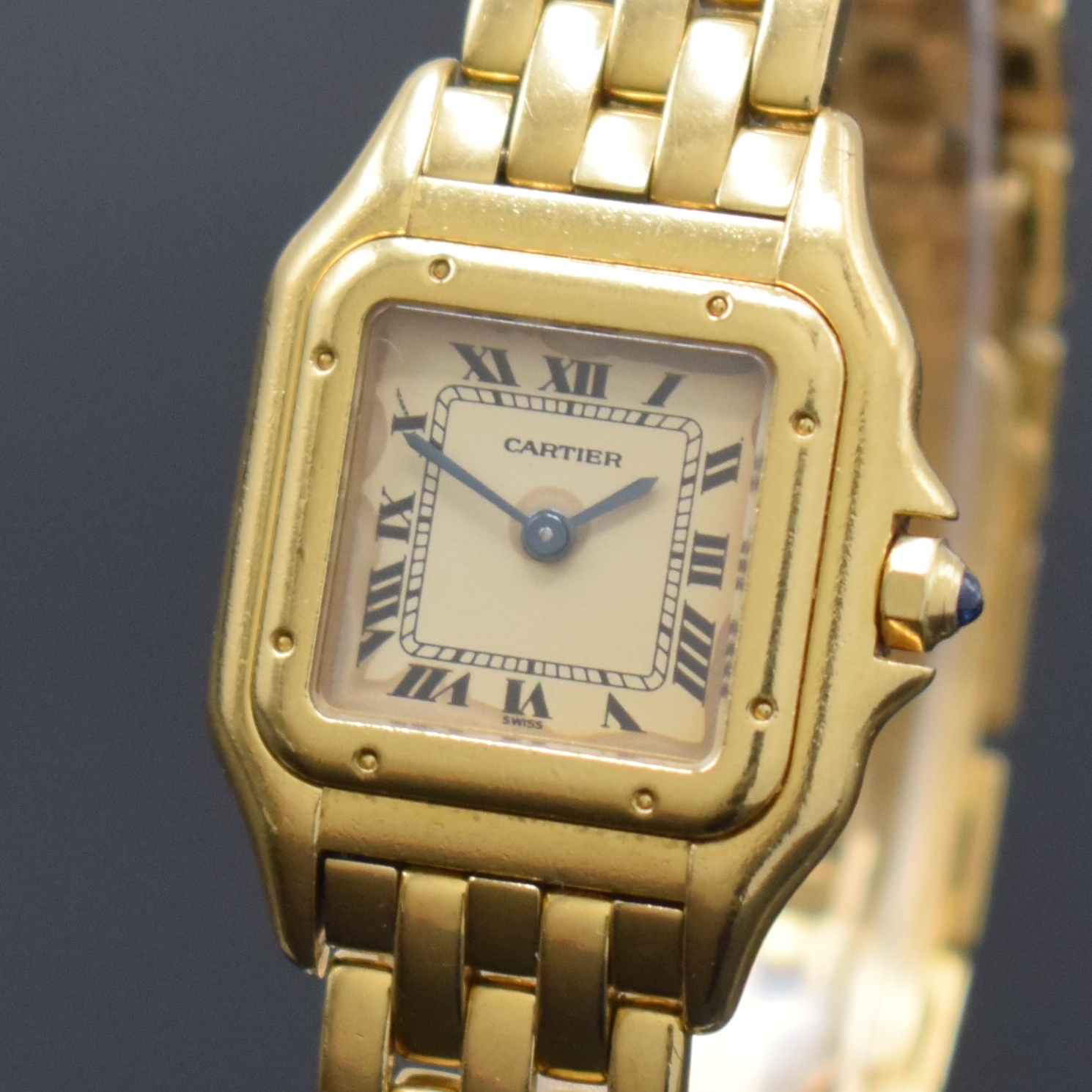Detail a: CARTIER Damenarmbanduhr in GG 750/000 Referenz 866911 Schweiz um 1985, quarz, Boden 8-fach verschr., Schmuckkrone, orig. Gliederband m. dopp. ...