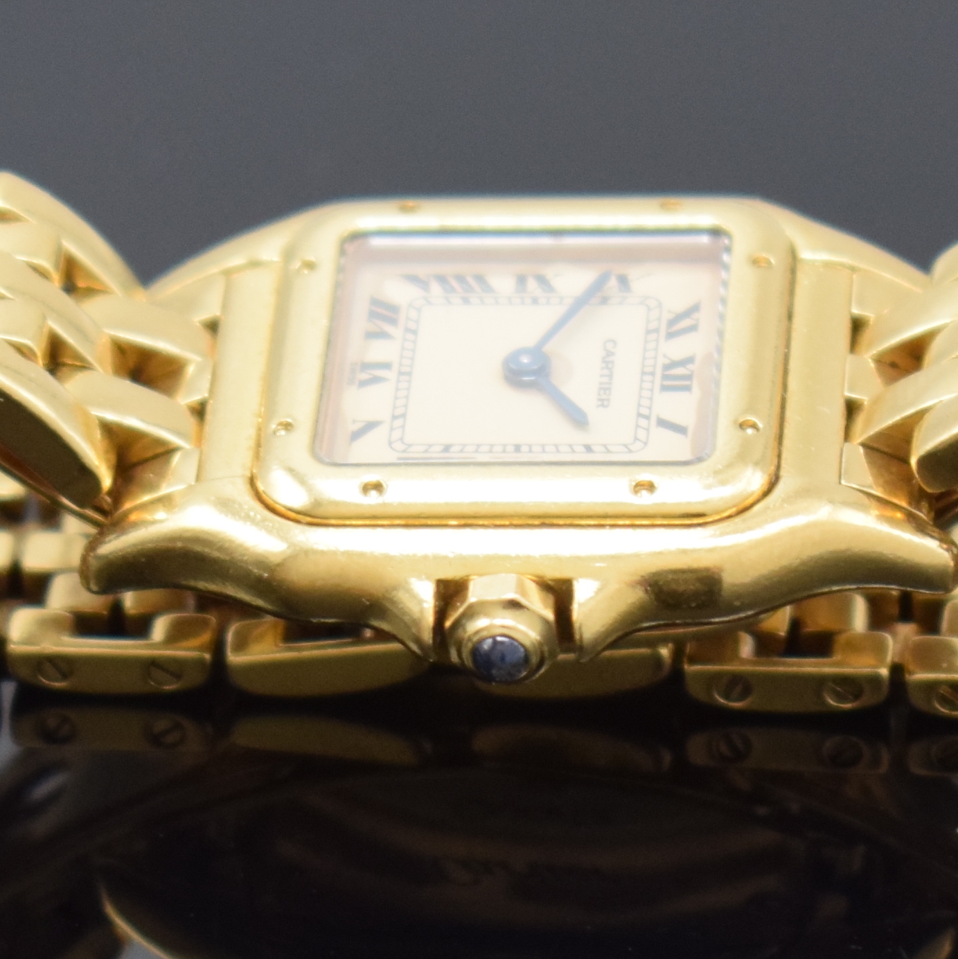 Detail b: CARTIER Damenarmbanduhr in GG 750/000 Referenz 866911 Schweiz um 1985, quarz, Boden 8-fach verschr., Schmuckkrone, orig. Gliederband m. dopp. ...