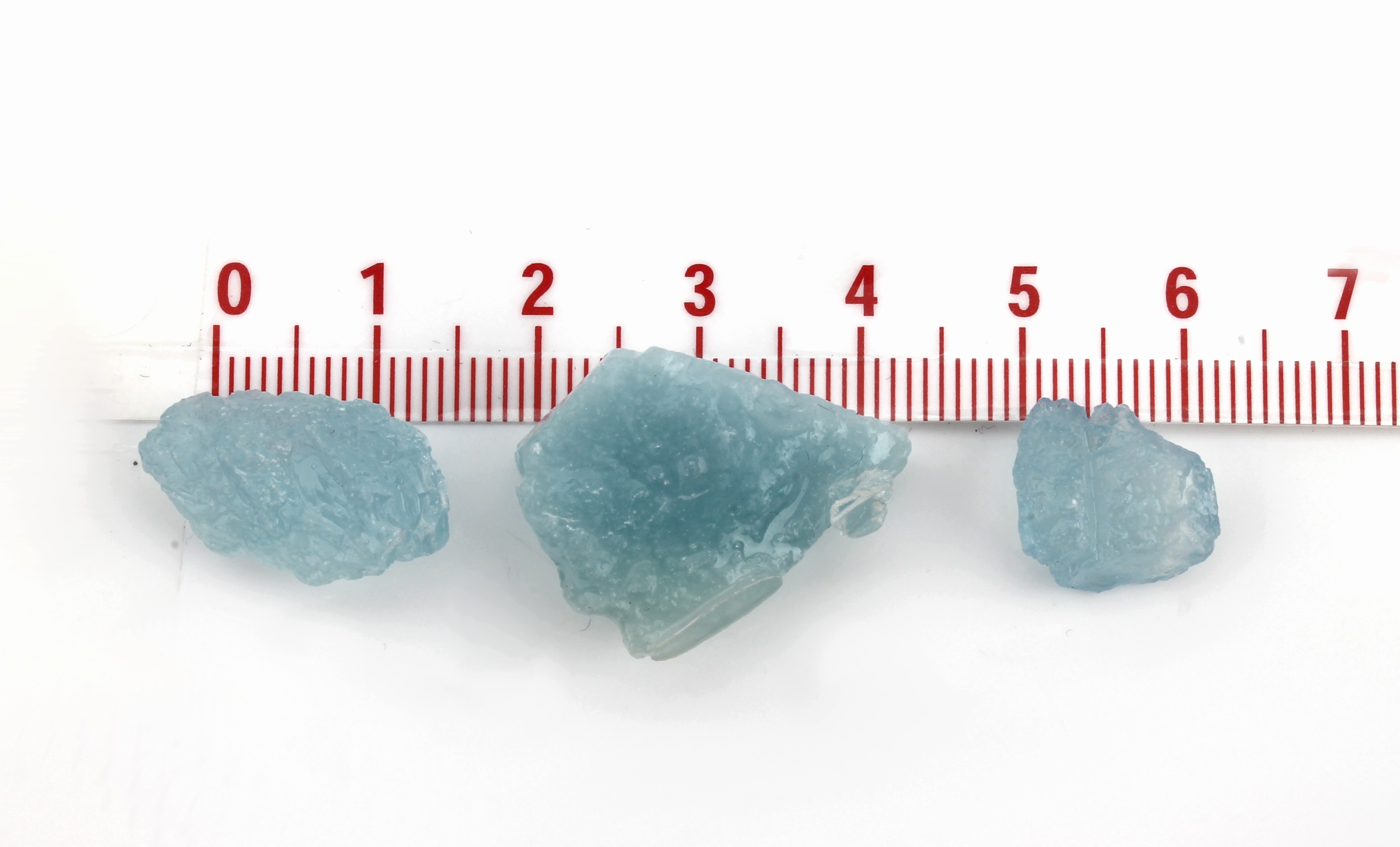Detail c: Lot lose Aquamarin-Rohsteine zus. ca. 1011.4 ct (gewogen), in versch. Größen, Formen undFarbnuancen