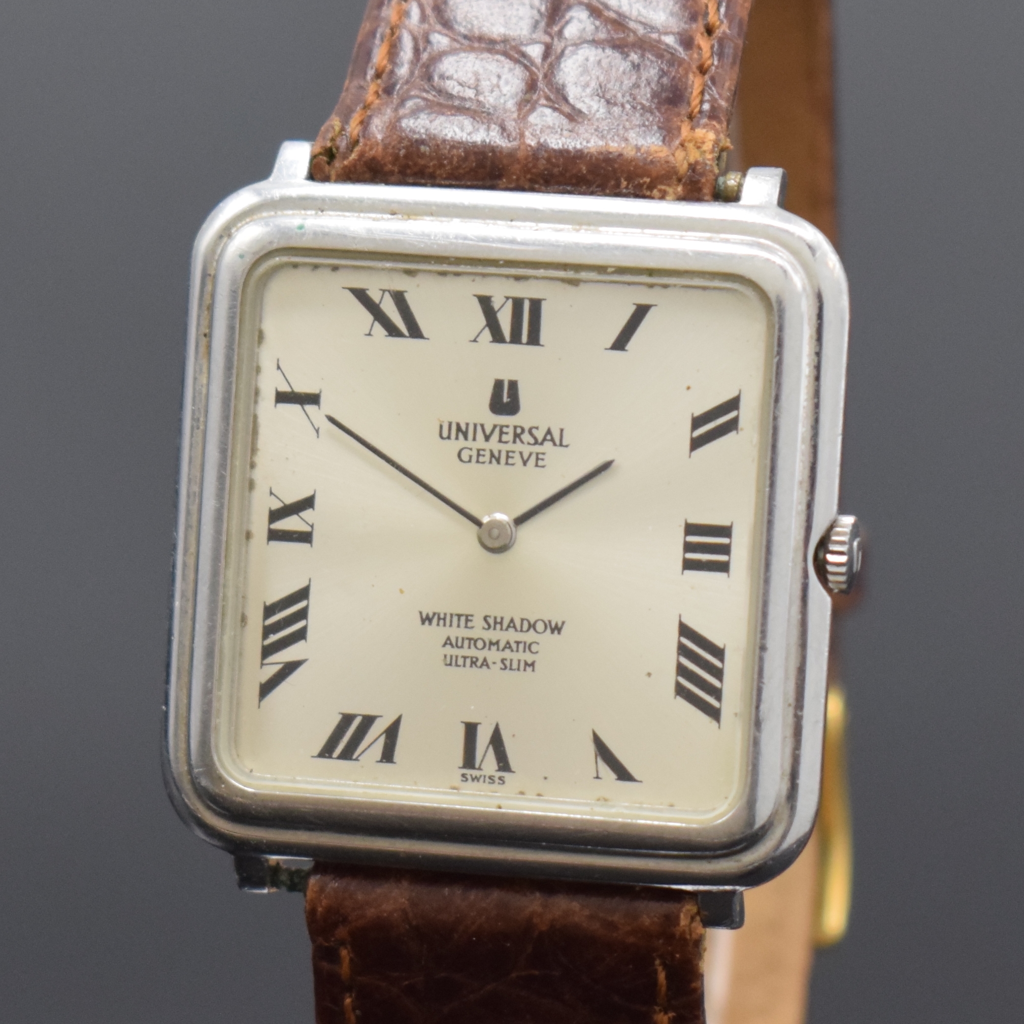 Detail a: UNIVERSAL Geneve White Shadow Ultra-Slim Herrenarmbanduhr Referenz 866142, Schweiz um 1965, Automatik, quadratisches Geh., Boden aufgedr., silb. ...