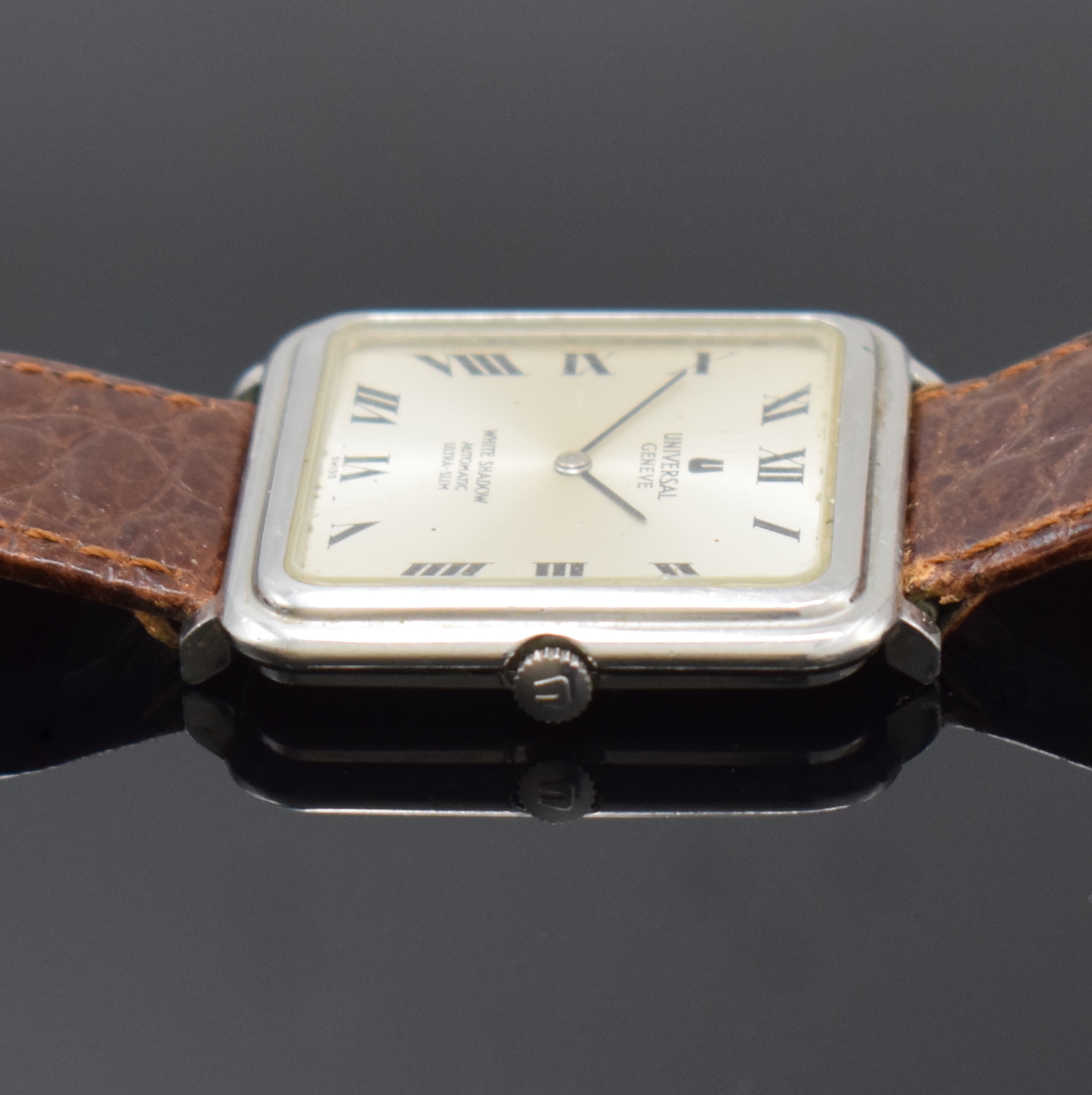 Detail b: UNIVERSAL Geneve White Shadow Ultra-Slim Herrenarmbanduhr Referenz 866142, Schweiz um 1965, Automatik, quadratisches Geh., Boden aufgedr., silb. ...