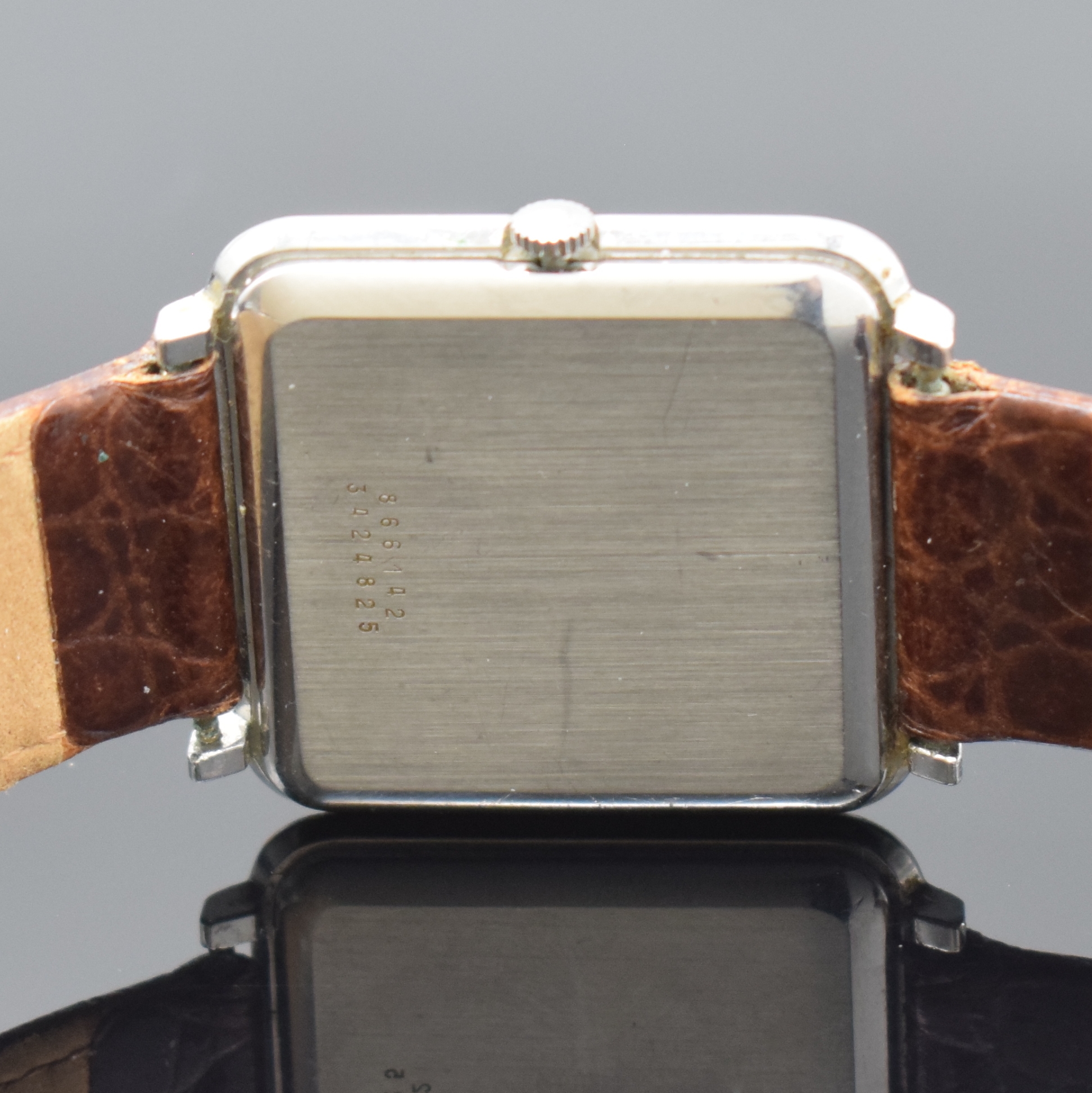 Detail c: UNIVERSAL Geneve White Shadow Ultra-Slim Herrenarmbanduhr Referenz 866142, Schweiz um 1965, Automatik, quadratisches Geh., Boden aufgedr., silb. ...