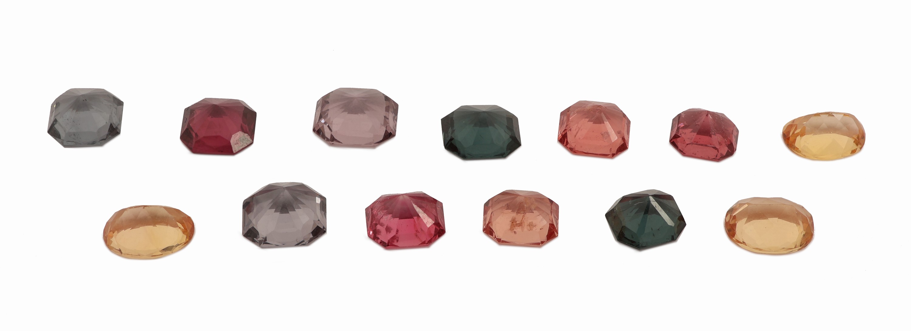 Detail a: Lot Farbsteine, 3 lose Imperial Topase zus. ca. 3.52 ct, ovalfacett., in versch. Größen; 10 lose Spinelle zus. ca. 12.44 ct, Emerald Cut, in ...