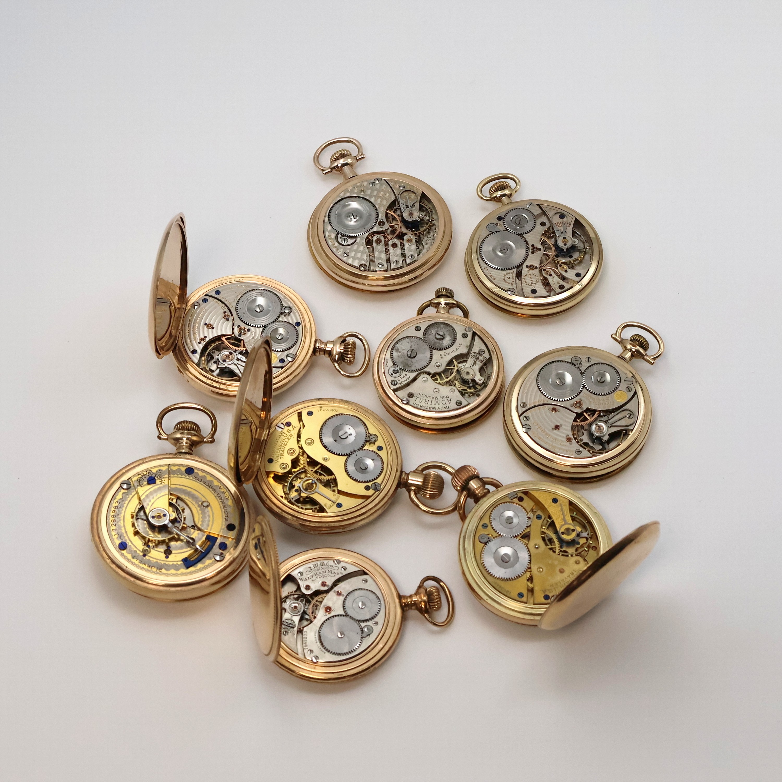 Detail d: Konvolut: 9 amerikanische vergoldete Taschenuhren, USA um 1900-1920, offene Geh., Kronenaufzug, 5x beids. verschr., Emailzifferblätter teils besch., ...