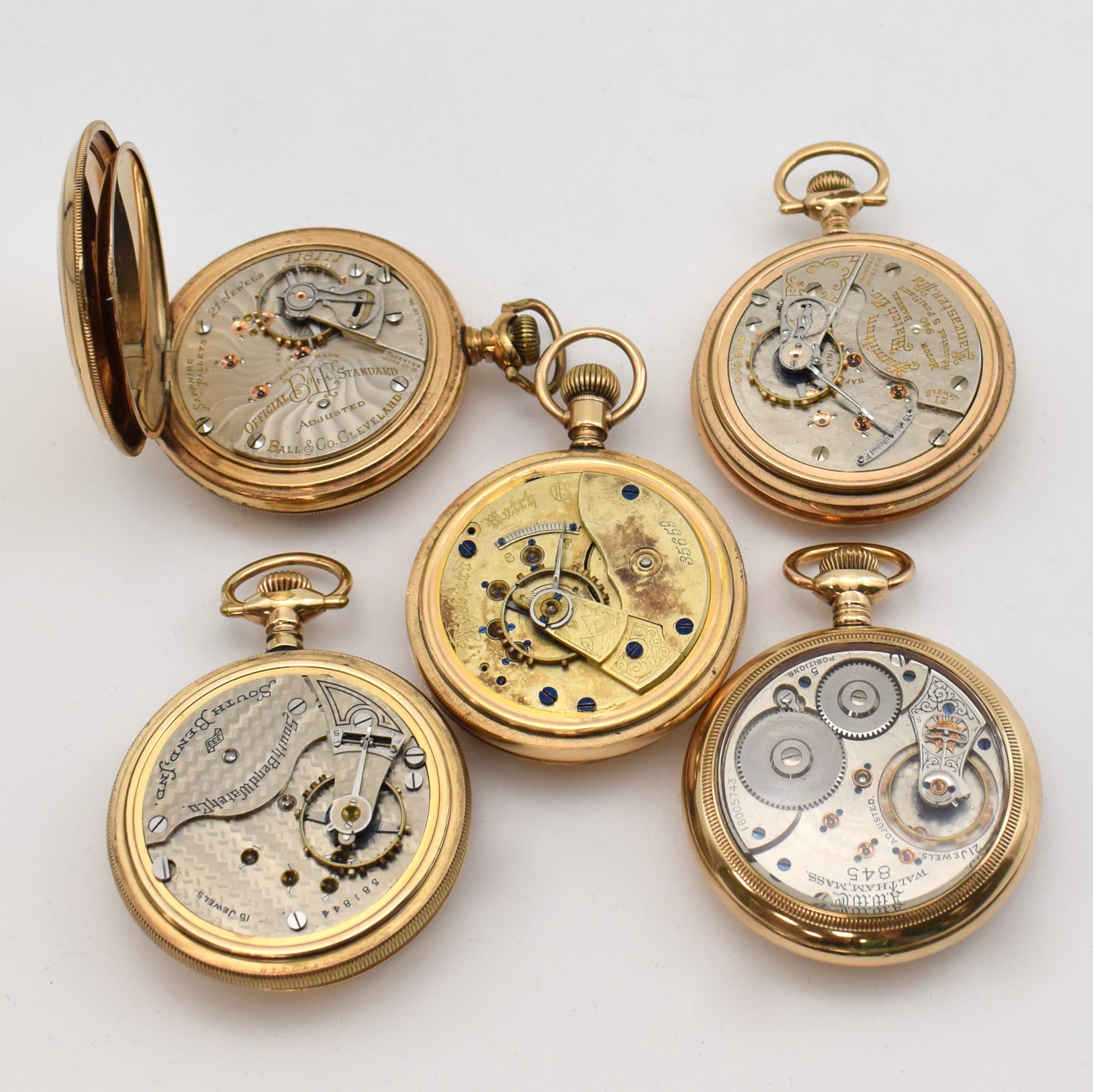Detail d: Konvolut 5 offene amerikanische Taschenuhren, USA um 1900, verg. Geh. teilw. dell., davon 4 x verschr., Emailzifferbl. 4 x m. arab. und 1 x m. röm. ...