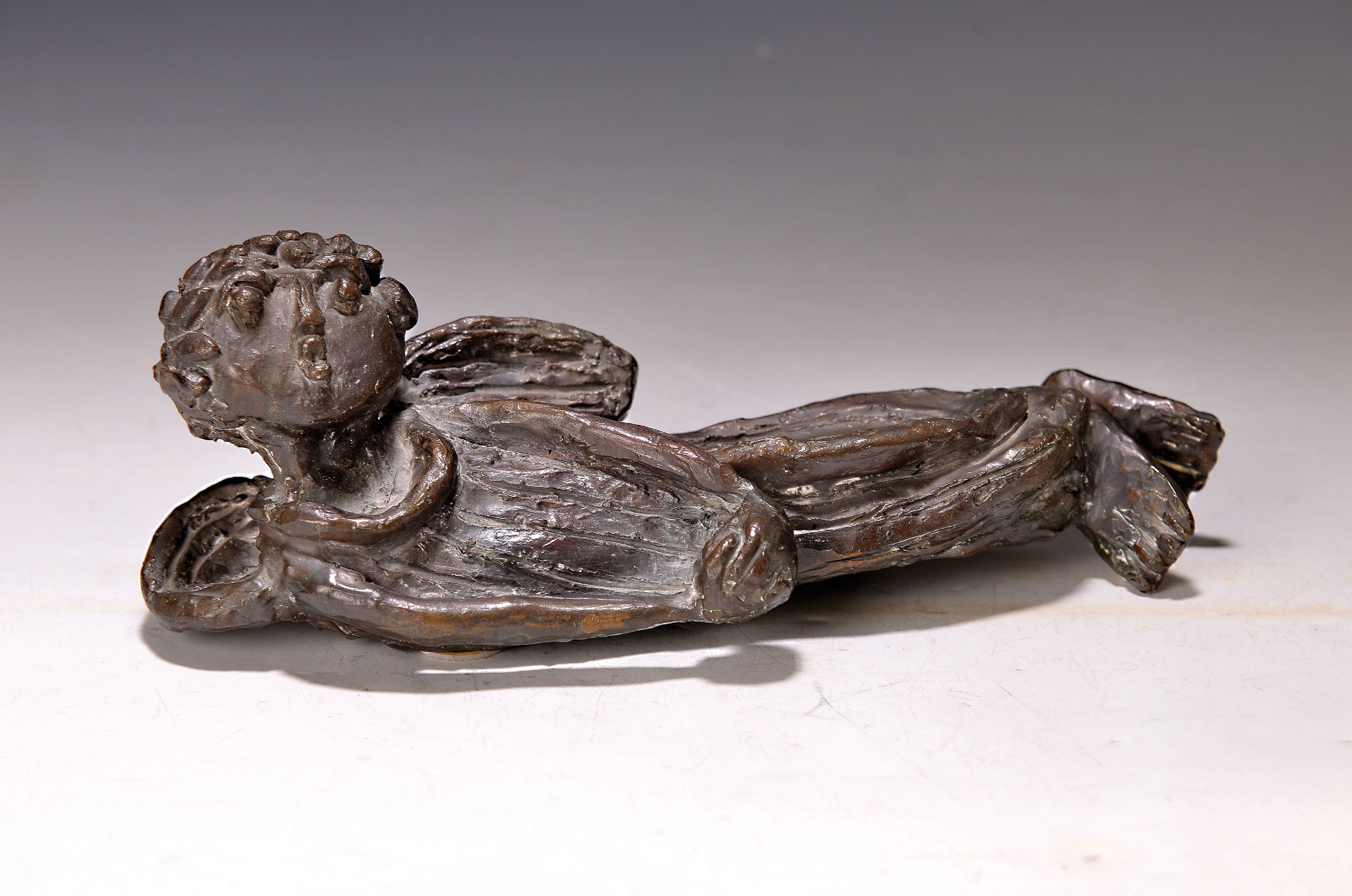 Detail k: Heinz Bube, geb. 1915 Frankfurt am Main, liegender Engel, Bronzeskulptur, sign., ca. 8x24cm