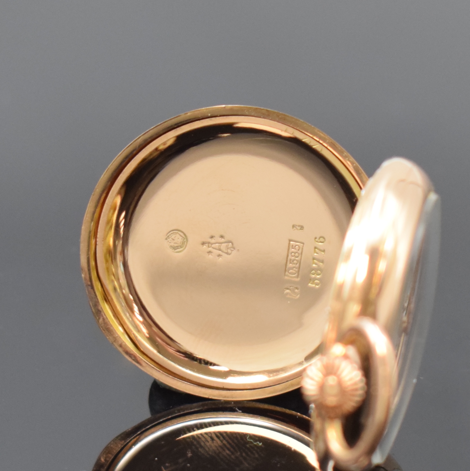 Detail d: UNION GLOCKE seltene, offene Damentaschenuhr in RG 585/000, Schweiz/Deutschland um 1910, guill. Lucia-Geh., Rückdeckel m. grav. Monogramm, 2-teil. ...