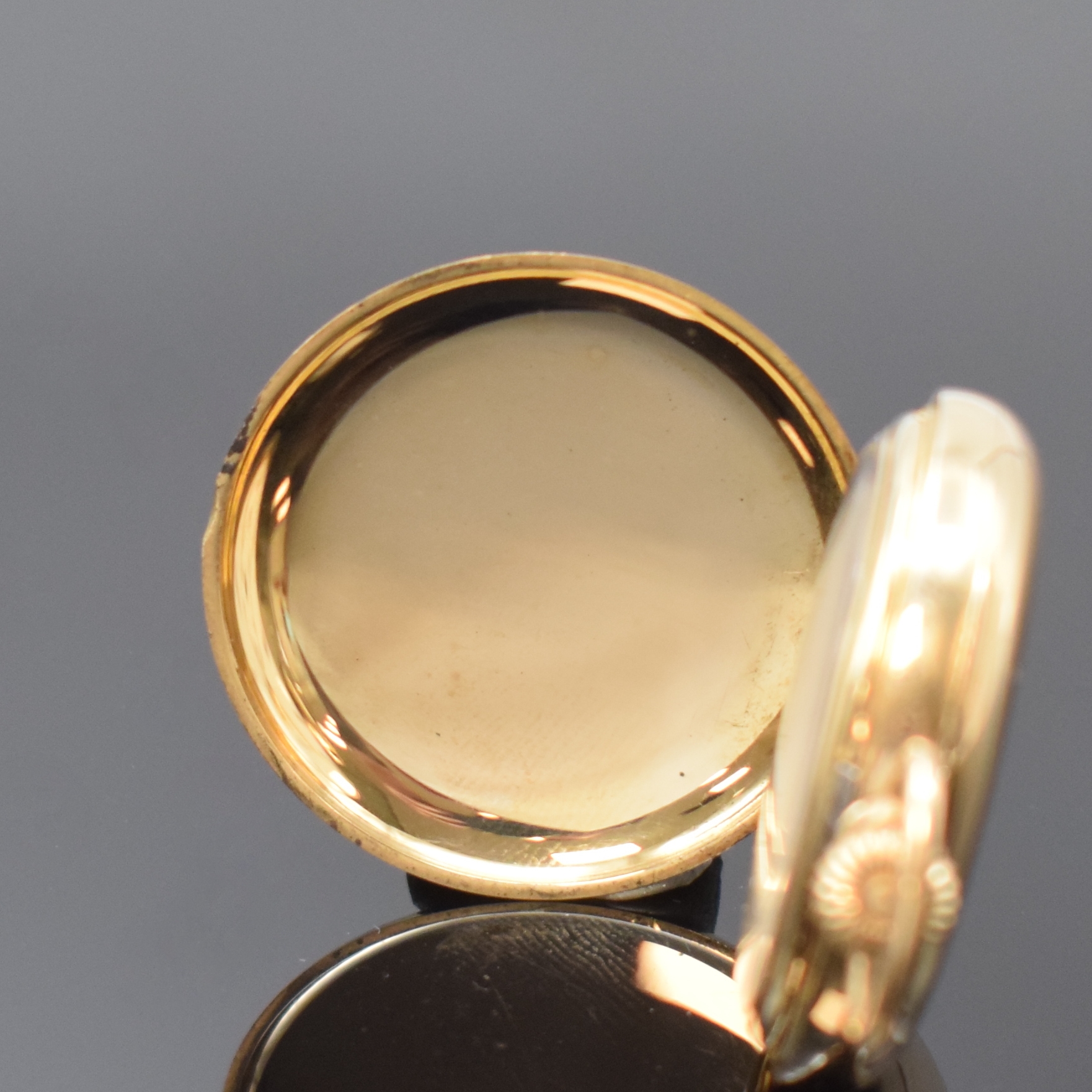 Detail a: ELGIN Damensavonette in GG 585/000, USA um 1900, glattes 3-Deckel Goldgeh., Sprungdeckel m. Schmuckmonogramm, 2-tlg. Emailzifferbl., röm. Zahlen, ...