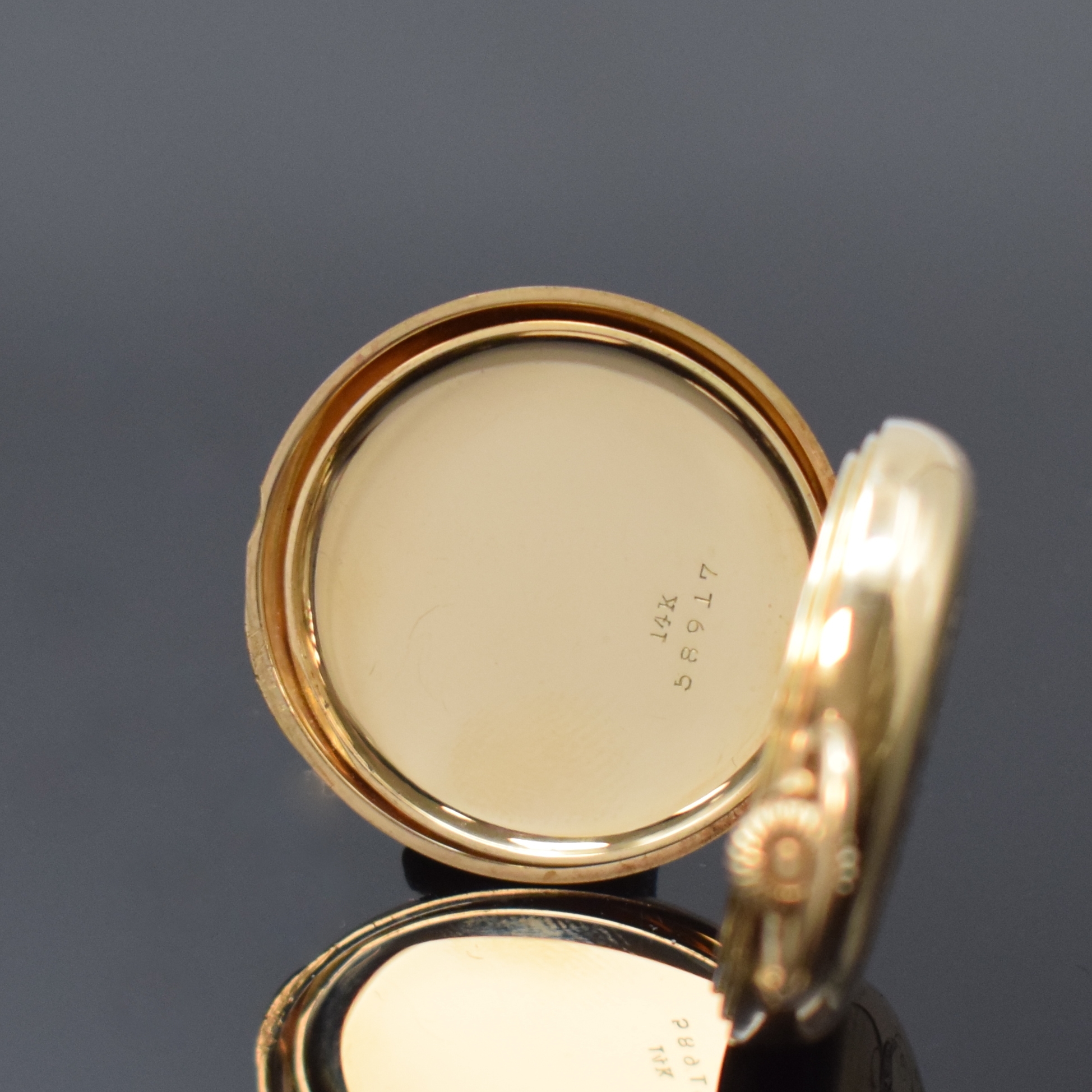 Detail e: ELGIN Damensavonette in GG 585/000, USA um 1900, glattes 3-Deckel Goldgeh., Sprungdeckel m. Schmuckmonogramm, 2-tlg. Emailzifferbl., röm. Zahlen, ...