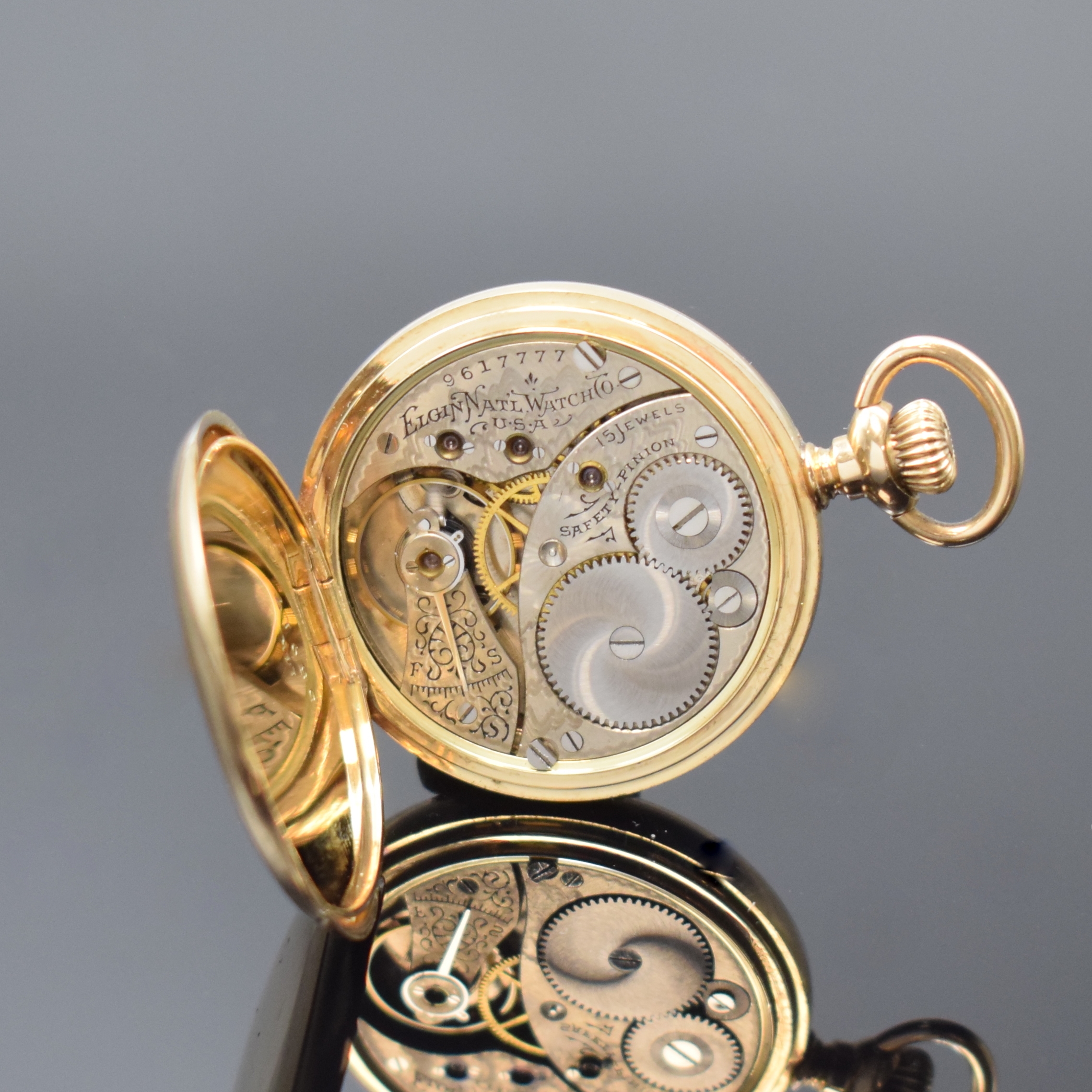 Detail f: ELGIN Damensavonette in GG 585/000, USA um 1900, glattes 3-Deckel Goldgeh., Sprungdeckel m. Schmuckmonogramm, 2-tlg. Emailzifferbl., röm. Zahlen, ...