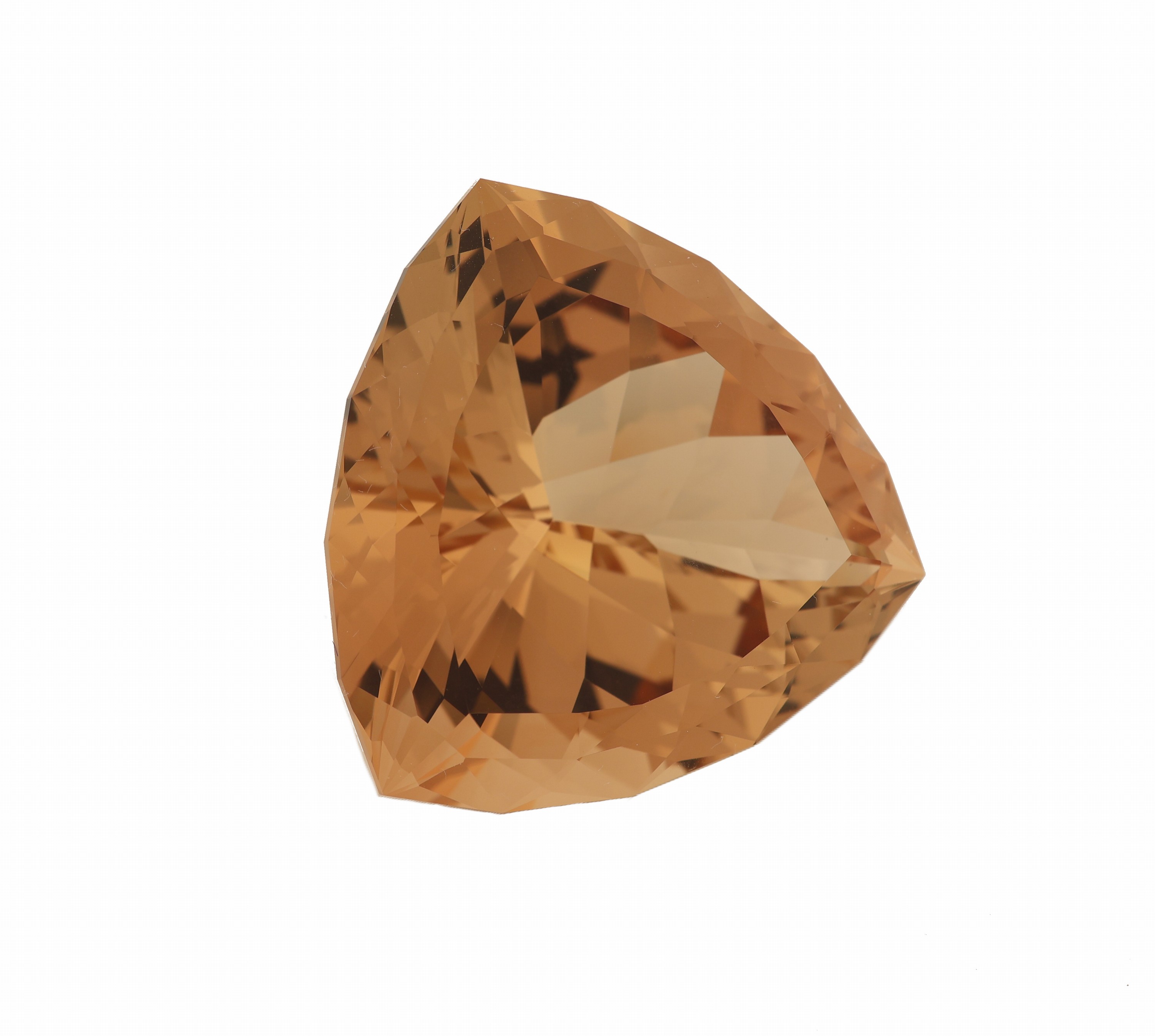 Detail a: Loser Imperial Topas ca. 103.4 ct, Trillion-Schliff, Light Reddish Orange, ca. 30.6 x 30.6 x 18.0 mm