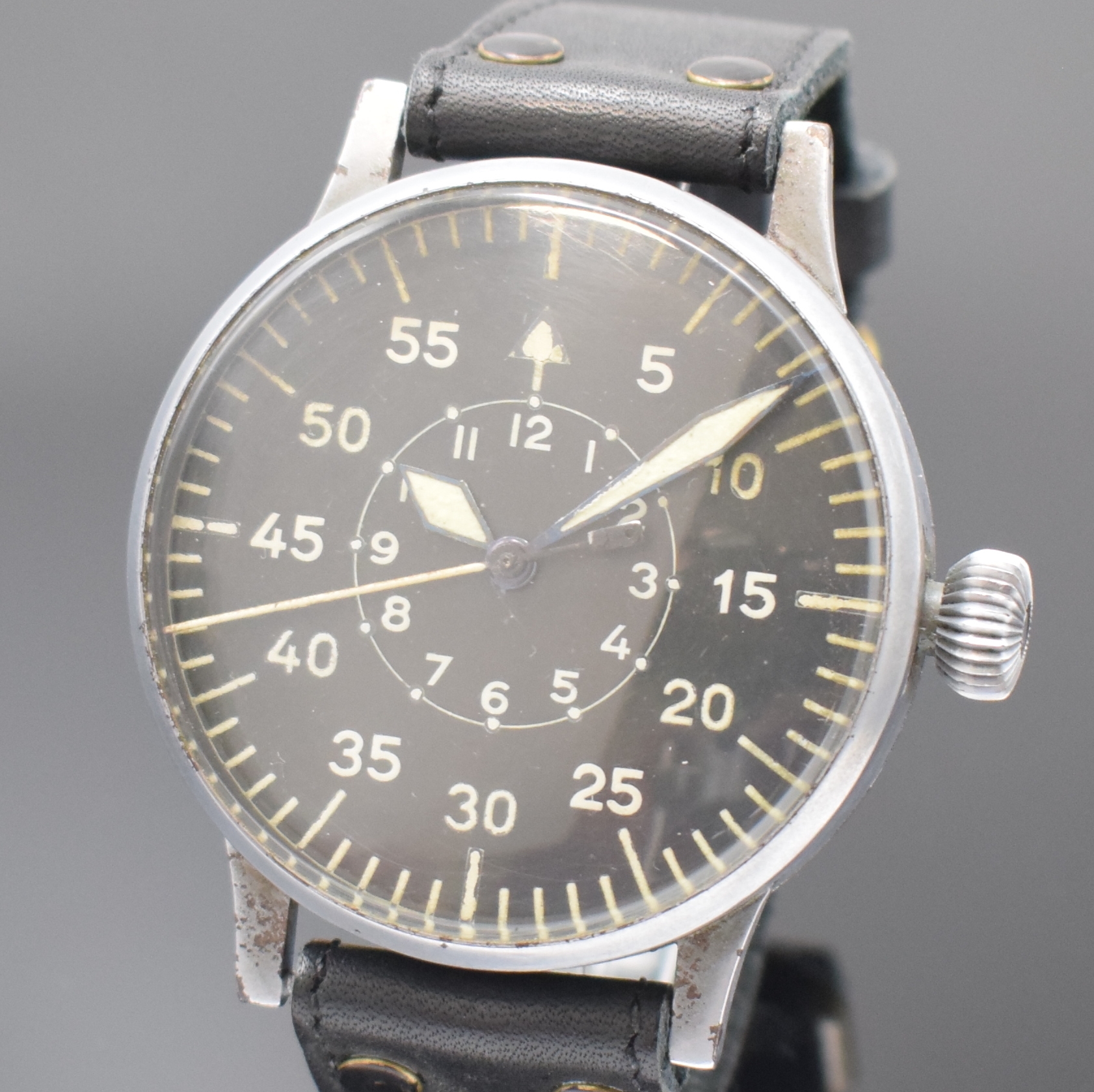 Detail a: LACO Fliegeruhr der deutschen Luftwaffe, Deutschland um 1940, verchr. 3-teil. Geh. ohne Nummer, ehem. Feld-grau lackiert, Boden und Glasrand ...