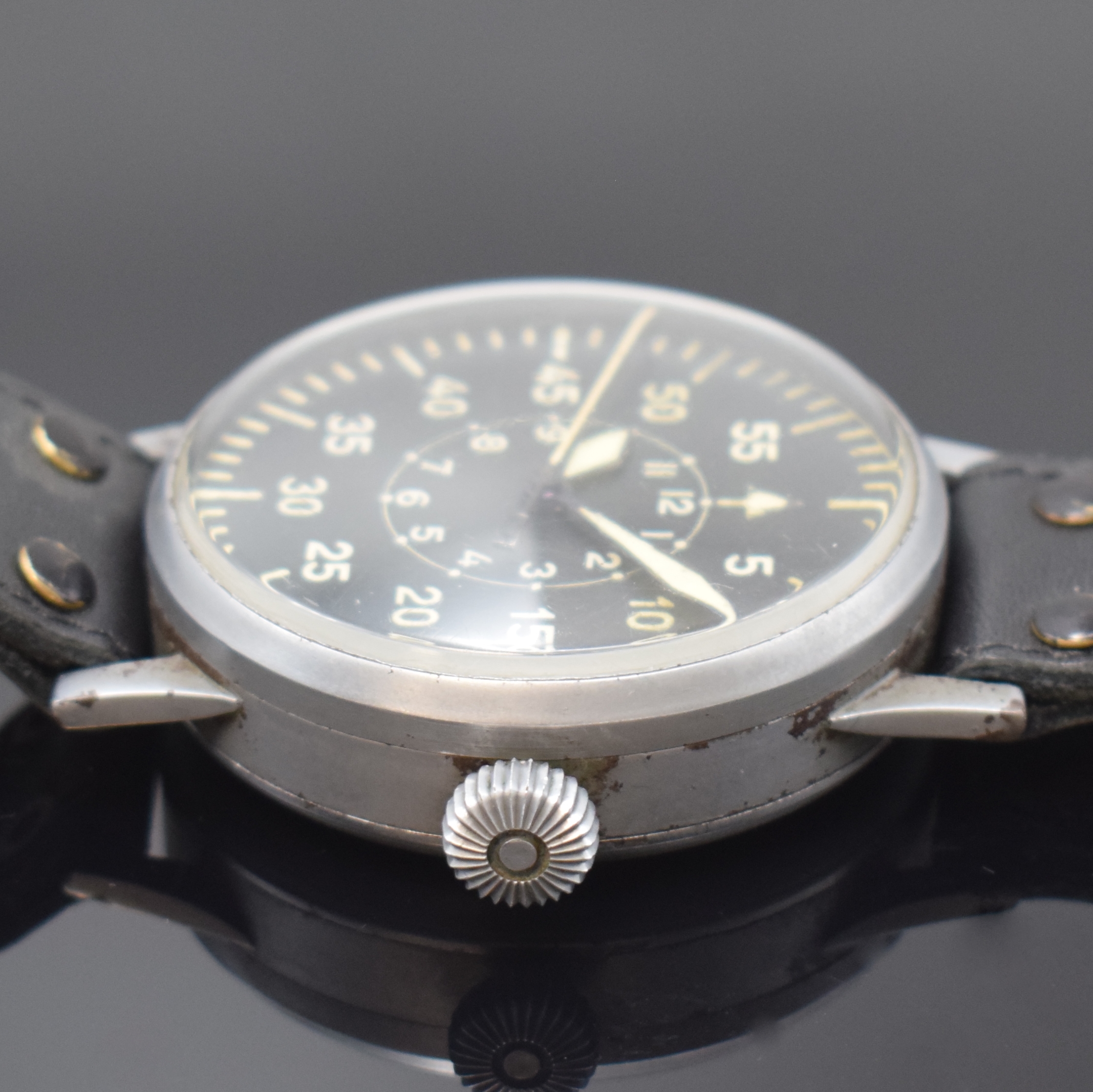 Detail b: LACO Fliegeruhr der deutschen Luftwaffe, Deutschland um 1940, verchr. 3-teil. Geh. ohne Nummer, ehem. Feld-grau lackiert, Boden und Glasrand ...