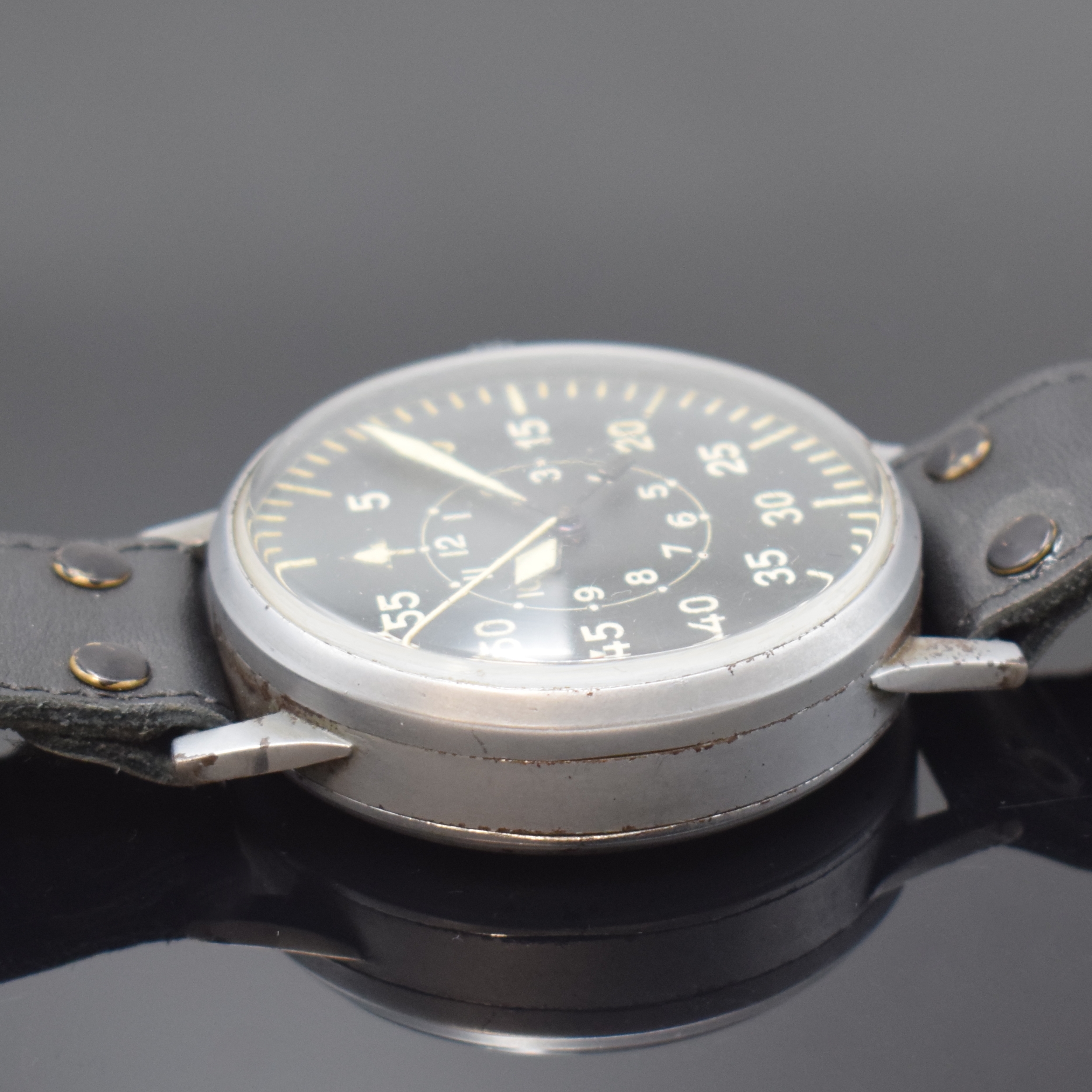 Detail c: LACO Fliegeruhr der deutschen Luftwaffe, Deutschland um 1940, verchr. 3-teil. Geh. ohne Nummer, ehem. Feld-grau lackiert, Boden und Glasrand ...