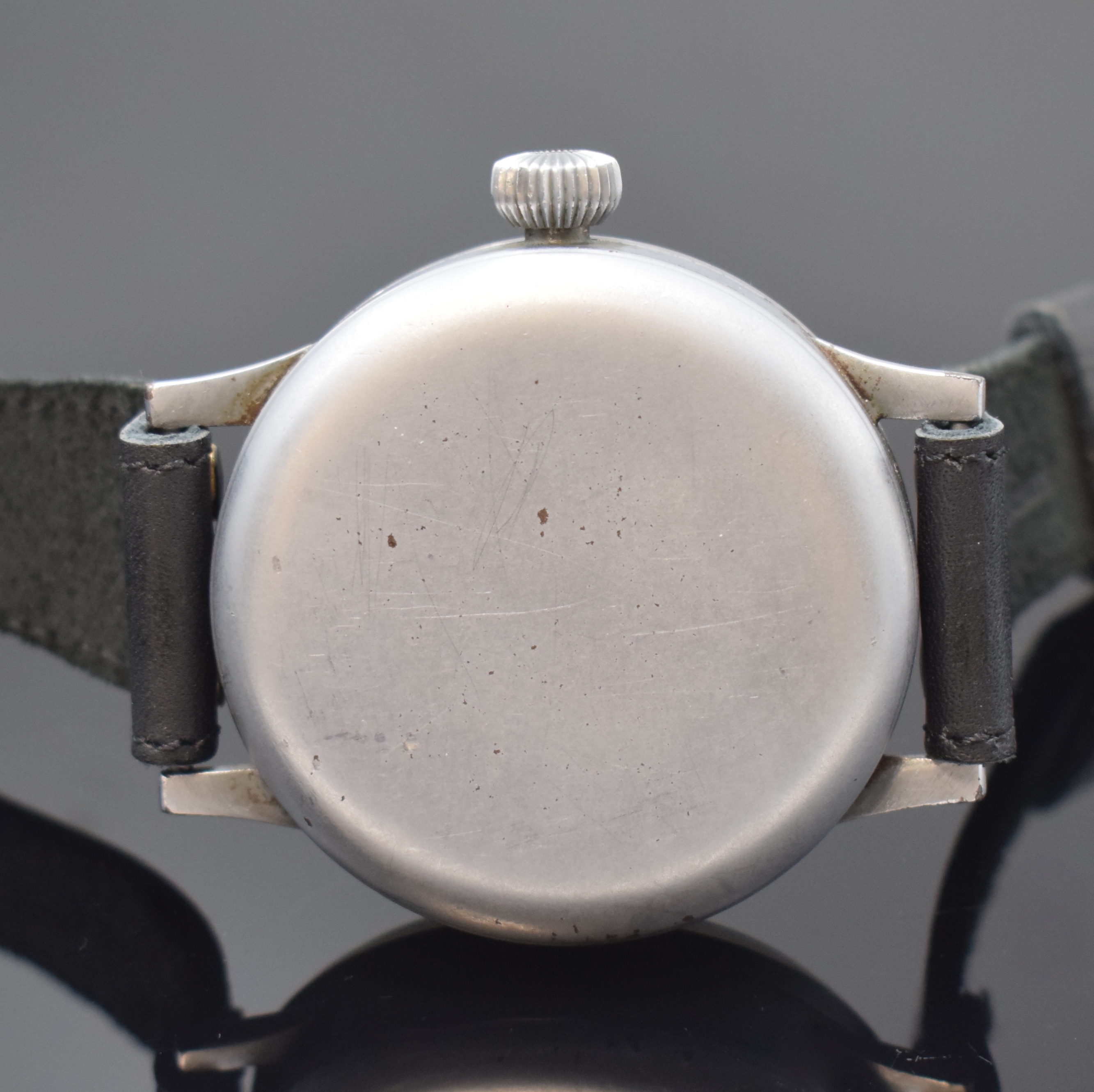 Detail d: LACO Fliegeruhr der deutschen Luftwaffe, Deutschland um 1940, verchr. 3-teil. Geh. ohne Nummer, ehem. Feld-grau lackiert, Boden und Glasrand ...