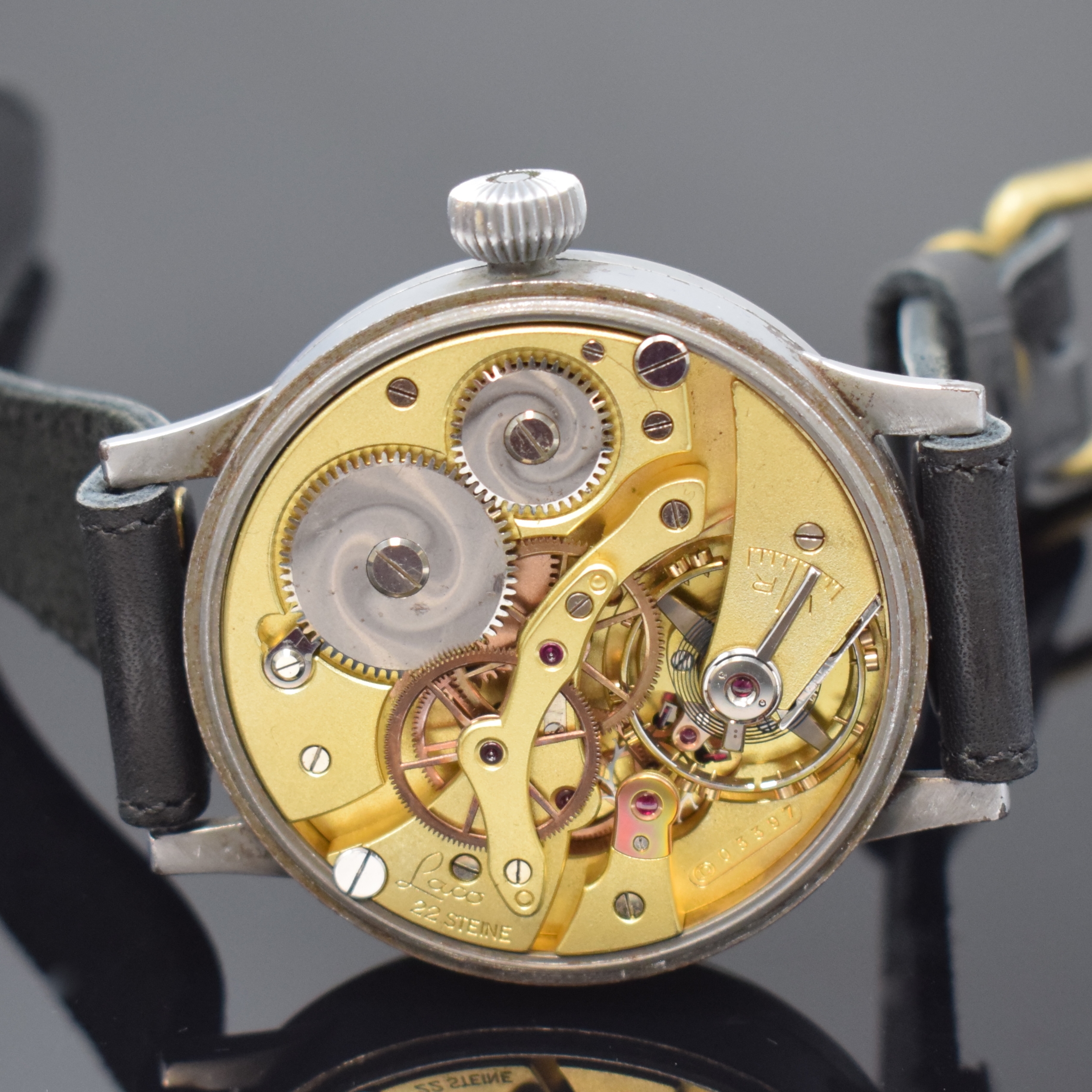 Detail e: LACO Fliegeruhr der deutschen Luftwaffe, Deutschland um 1940, verchr. 3-teil. Geh. ohne Nummer, ehem. Feld-grau lackiert, Boden und Glasrand ...