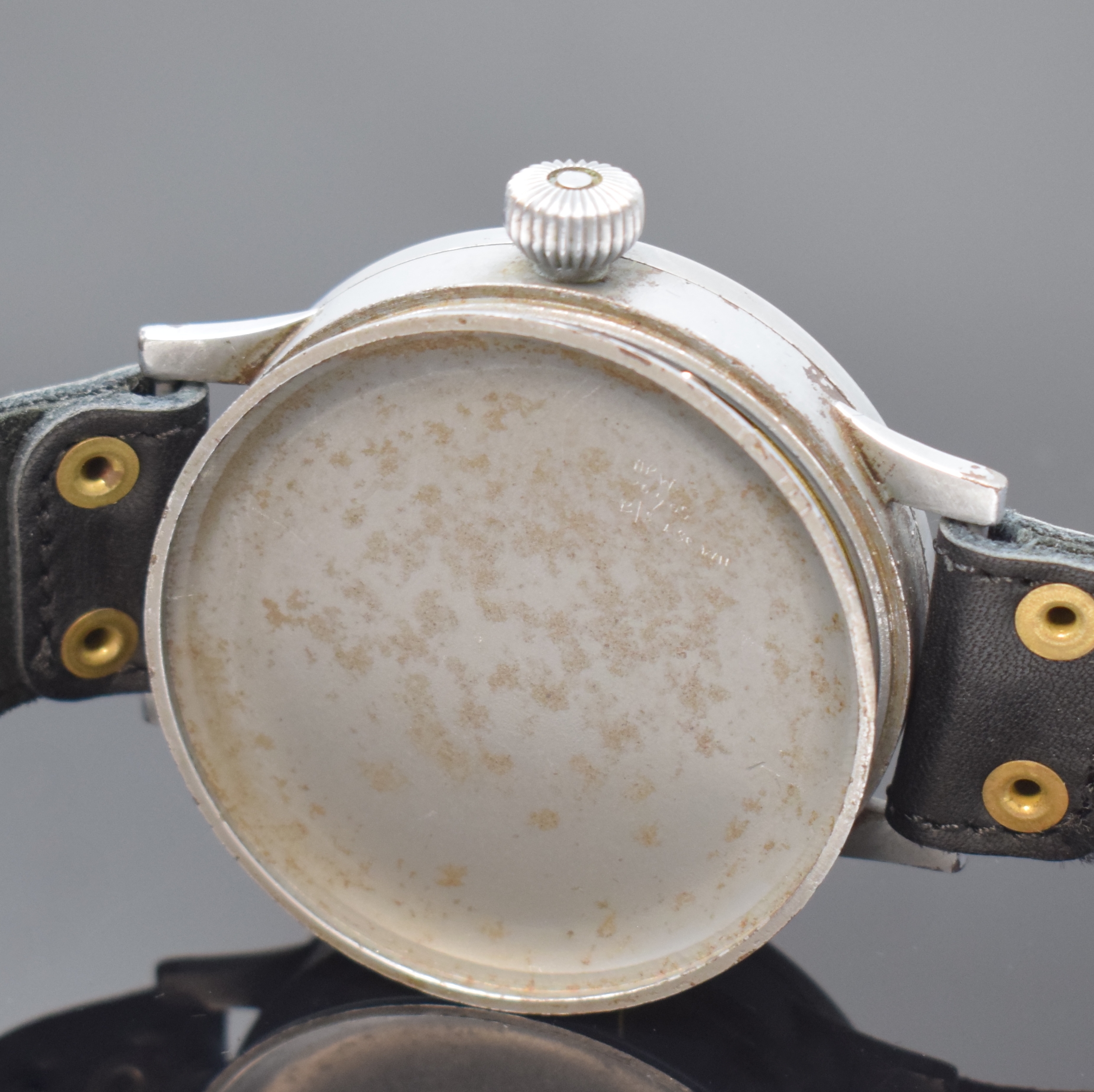 Detail f: LACO Fliegeruhr der deutschen Luftwaffe, Deutschland um 1940, verchr. 3-teil. Geh. ohne Nummer, ehem. Feld-grau lackiert, Boden und Glasrand ...