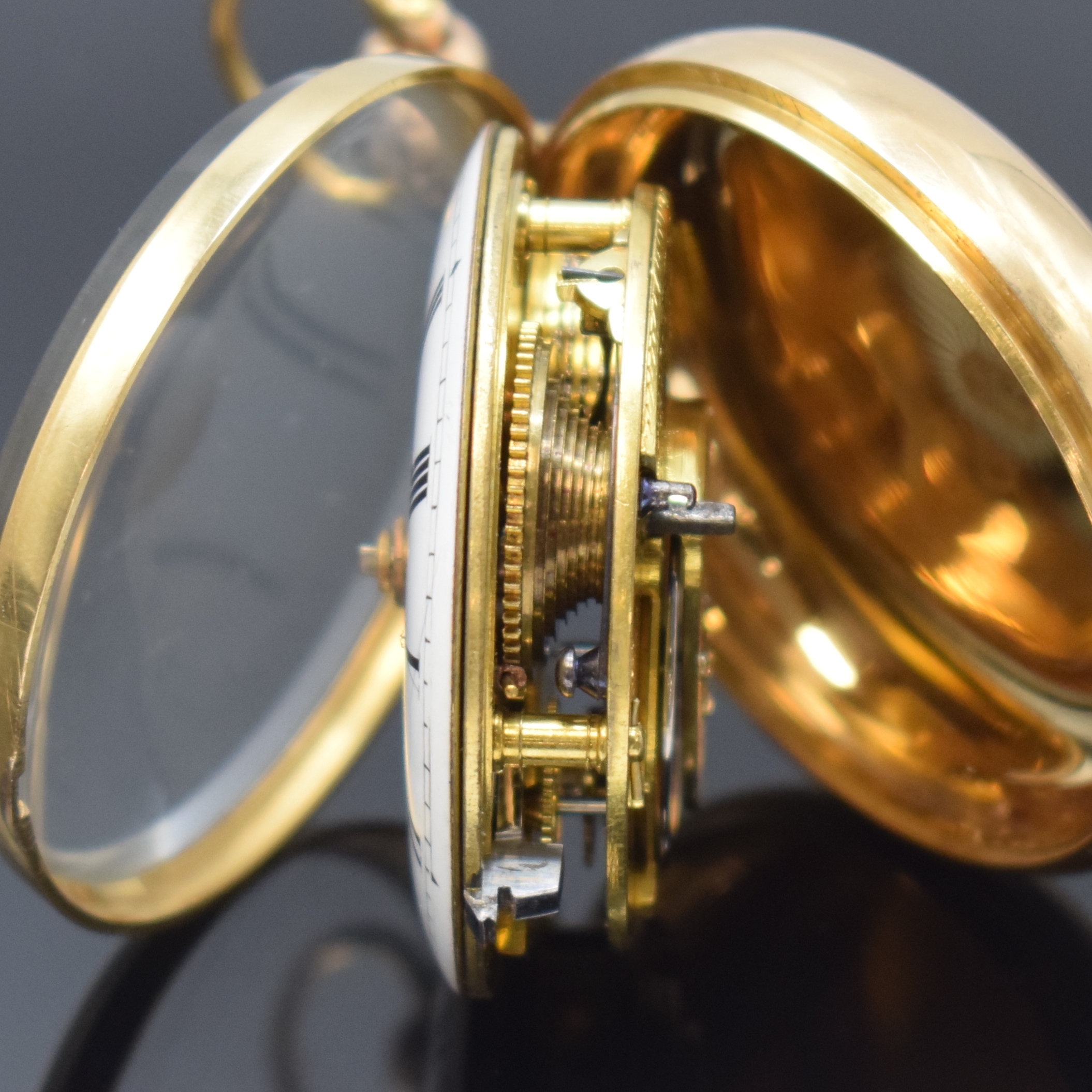 Detail e: JOHN LEE schwere Taschenuhr in RG 750/000 mit Übergehäuse, London Hallmark 1810, glattes Geh. und Übergeh., Emailzifferbl. m. röm. Zahlen riss., ...