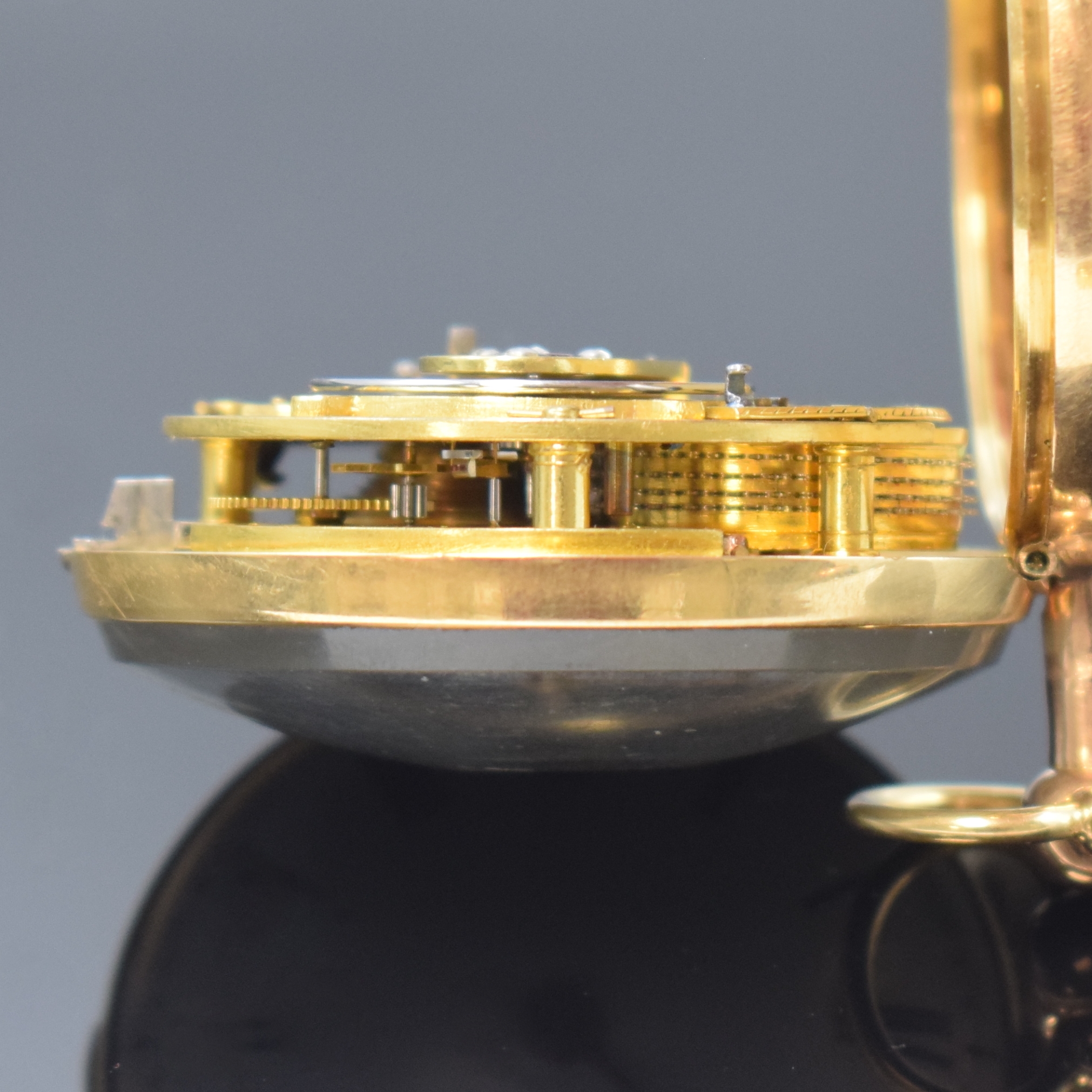 Detail f: JOHN LEE schwere Taschenuhr in RG 750/000 mit Übergehäuse, London Hallmark 1810, glattes Geh. und Übergeh., Emailzifferbl. m. röm. Zahlen riss., ...
