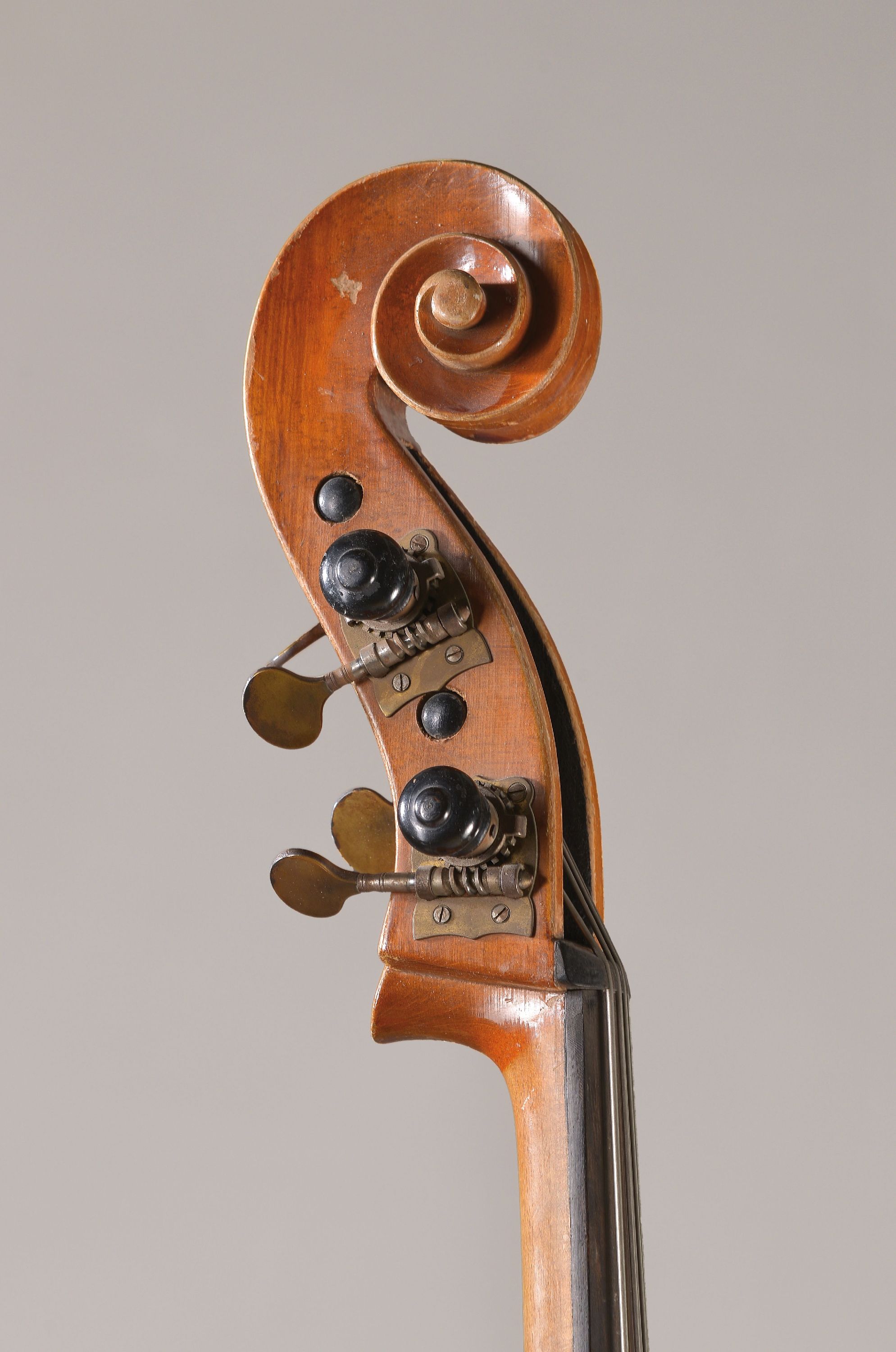 Detail a: Kontrabass, deutsch, ca. 100 Jahre alt, Fichte und Ahorn, mit zweitem Griffbrett (bundiert, mit starken Gebrauchsspuren) und neuwertigem Steg. Länge ...