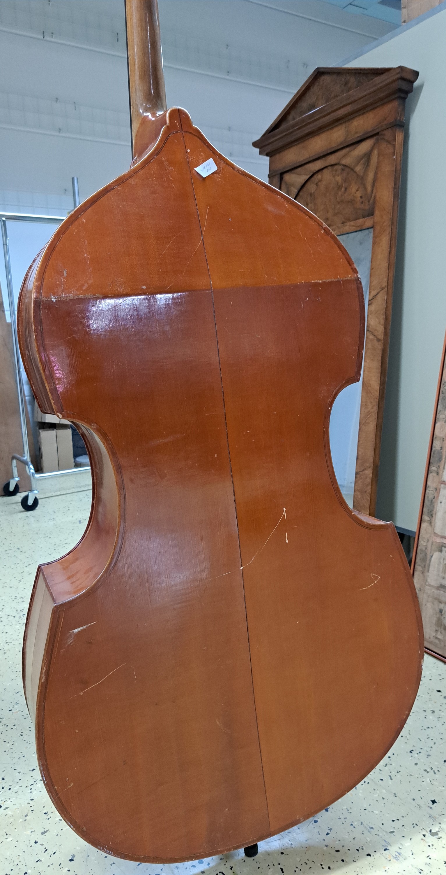 Detail b: Kontrabass, deutsch, ca. 100 Jahre alt, Fichte und Ahorn, mit zweitem Griffbrett (bundiert, mit starken Gebrauchsspuren) und neuwertigem Steg. Länge ...