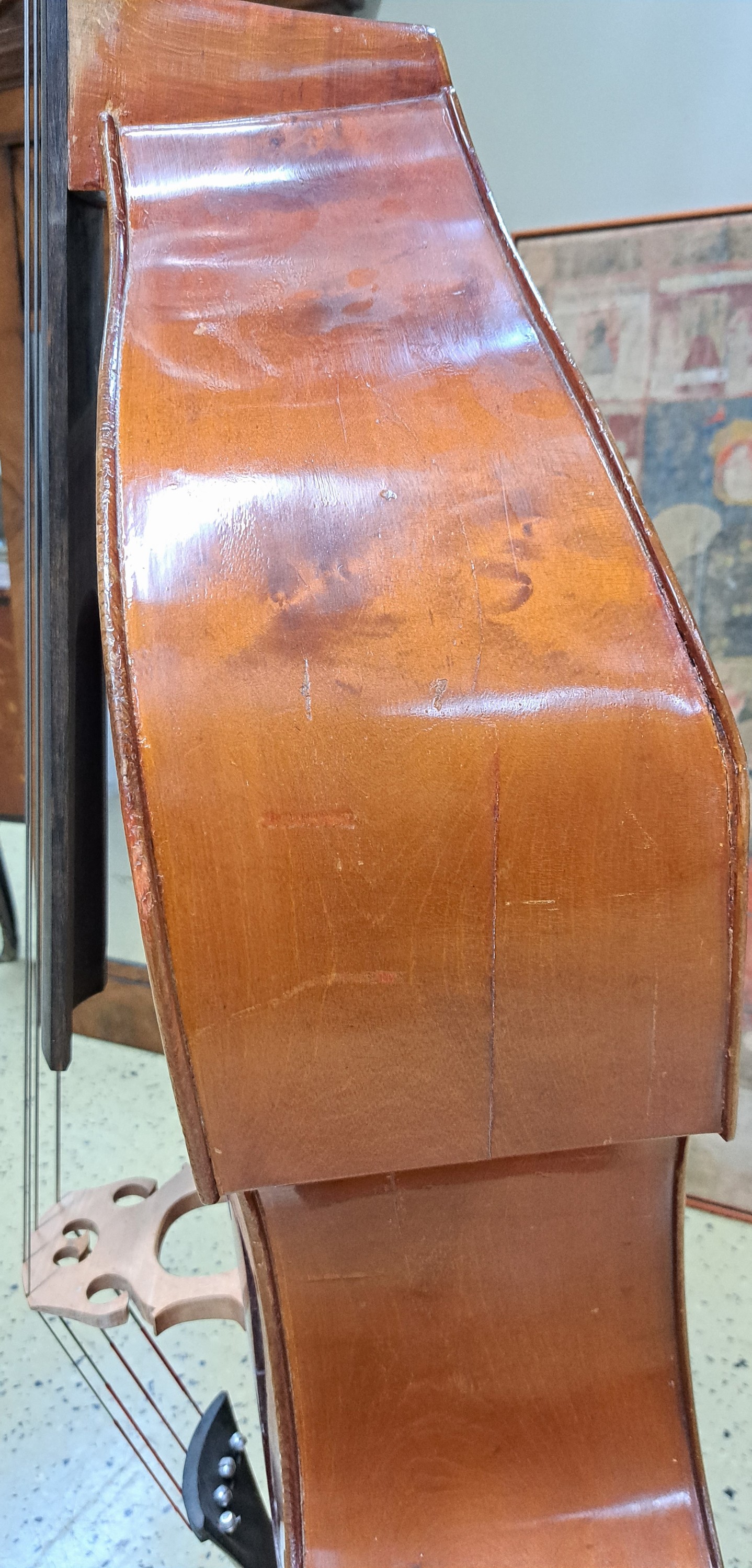 Detail c: Kontrabass, deutsch, ca. 100 Jahre alt, Fichte und Ahorn, mit zweitem Griffbrett (bundiert, mit starken Gebrauchsspuren) und neuwertigem Steg. Länge ...