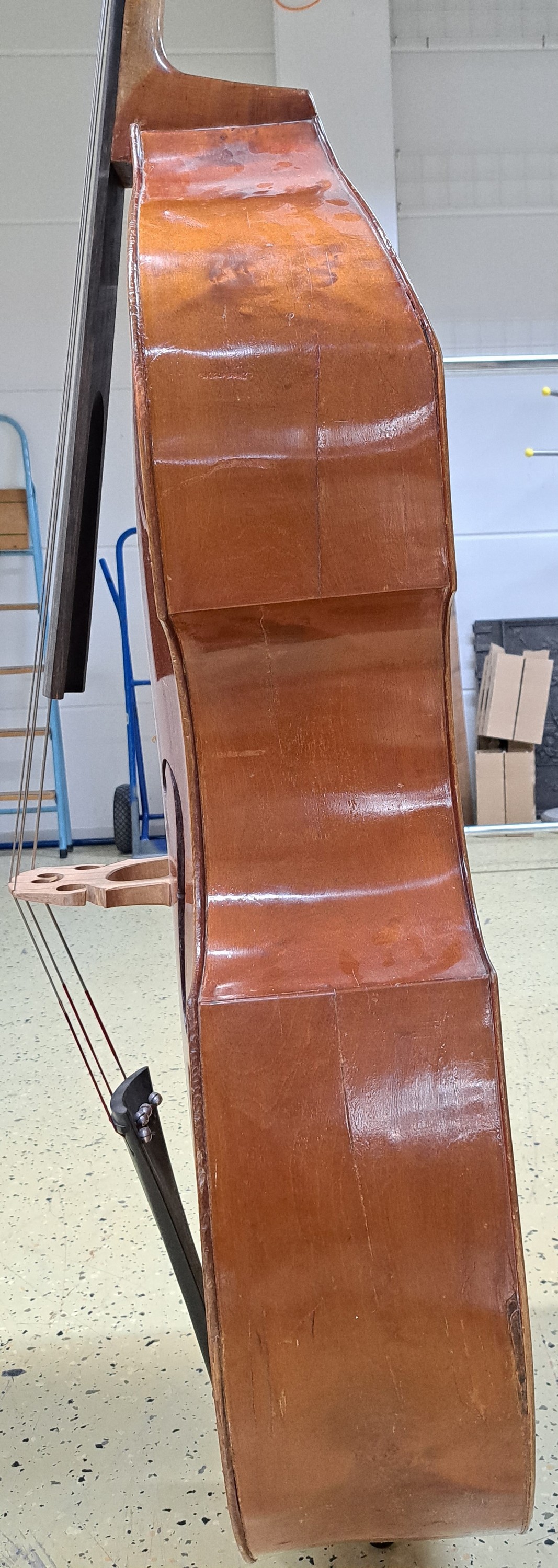 Detail d: Kontrabass, deutsch, ca. 100 Jahre alt, Fichte und Ahorn, mit zweitem Griffbrett (bundiert, mit starken Gebrauchsspuren) und neuwertigem Steg. Länge ...