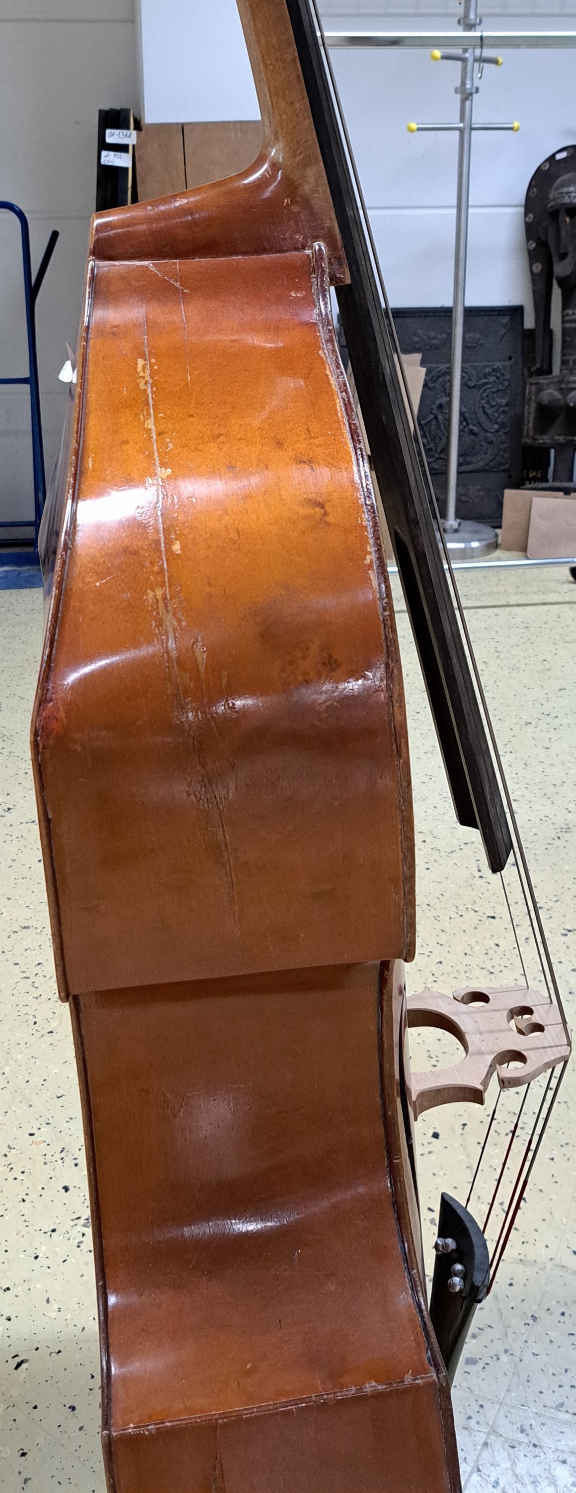 Detail e: Kontrabass, deutsch, ca. 100 Jahre alt, Fichte und Ahorn, mit zweitem Griffbrett (bundiert, mit starken Gebrauchsspuren) und neuwertigem Steg. Länge ...