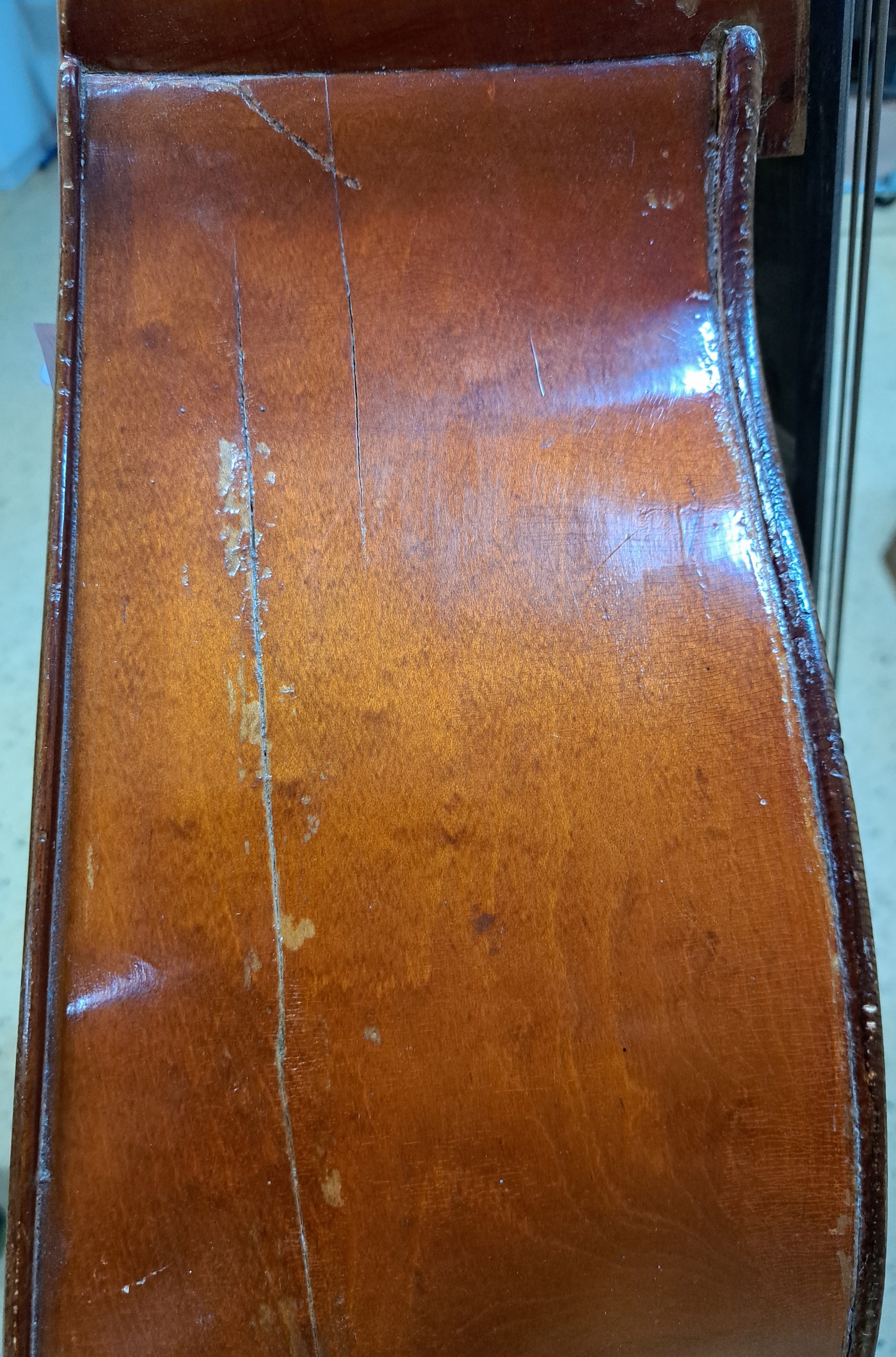 Detail f: Kontrabass, deutsch, ca. 100 Jahre alt, Fichte und Ahorn, mit zweitem Griffbrett (bundiert, mit starken Gebrauchsspuren) und neuwertigem Steg. Länge ...