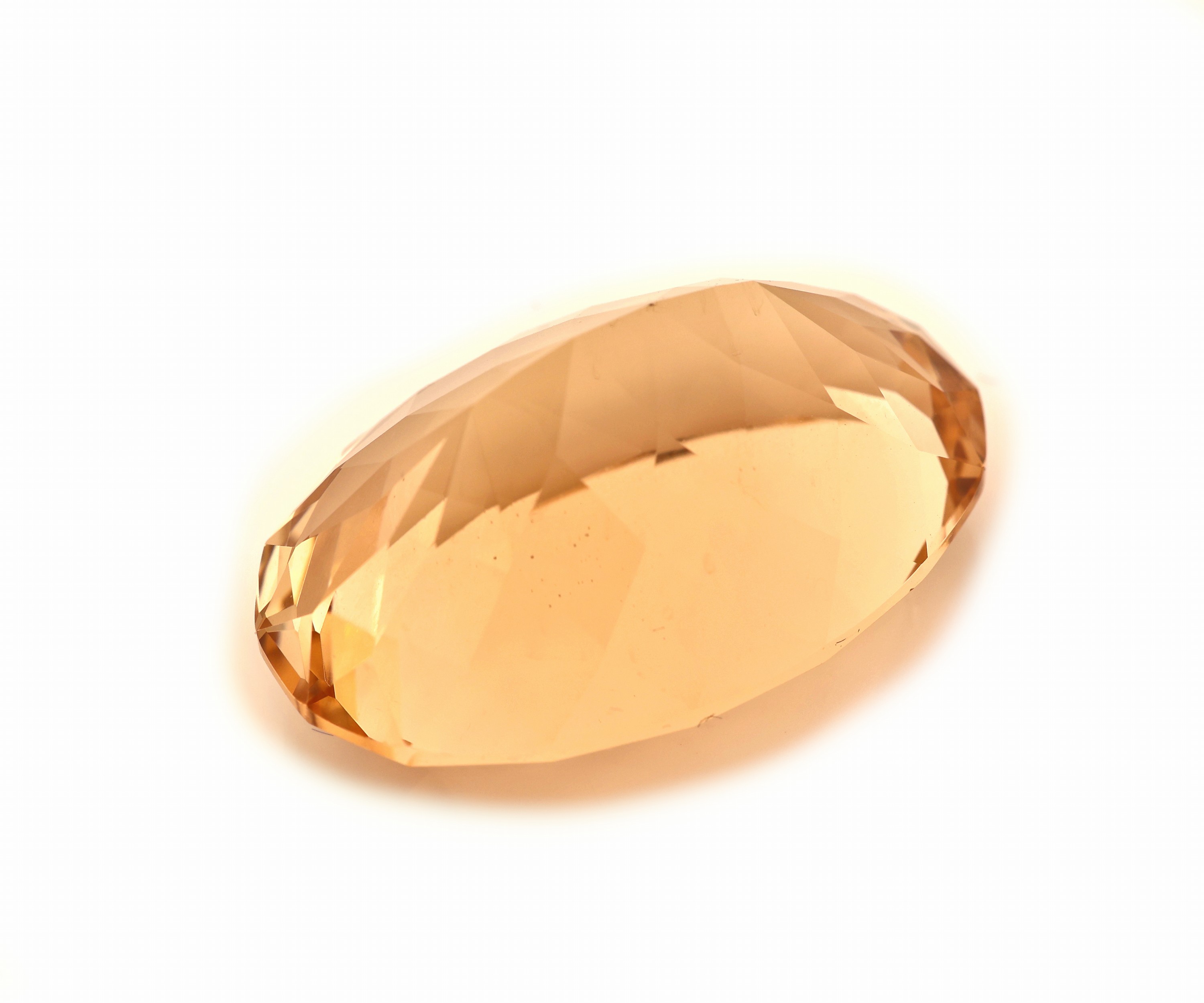 Detail b: Loser Imperial Topas, ca. 39.06 ct, ovalfacett., Light Reddish Orange, ca. 24.9 x 17.0 x 12.4 mm