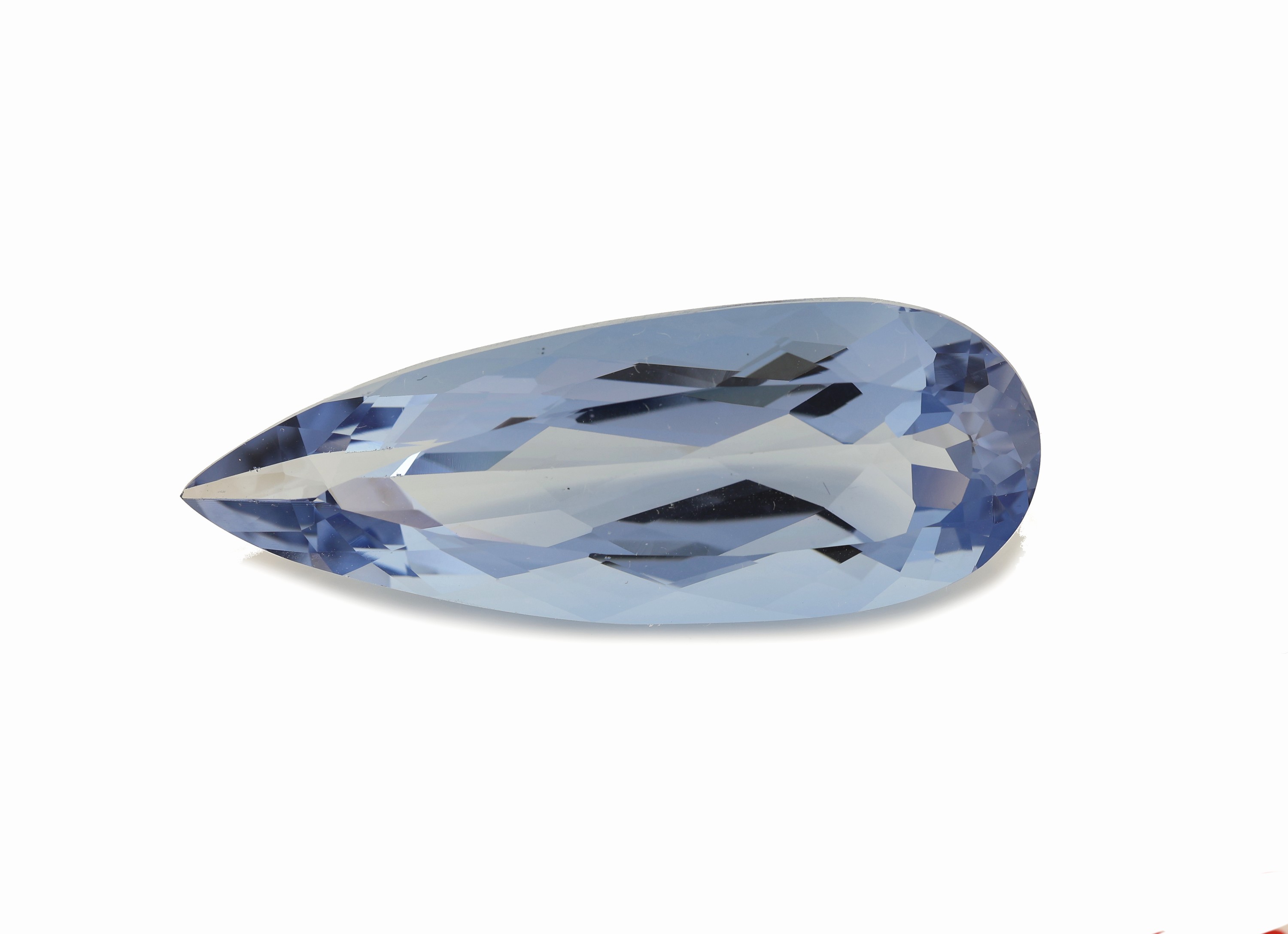 Detail a: Loser Aquamarin ca. 34.56 ct, facett. Tropfen, 39.89 x 14.86 x 10.27 mm, Farbe Santa Maria Blau, mit AIG-Expertise