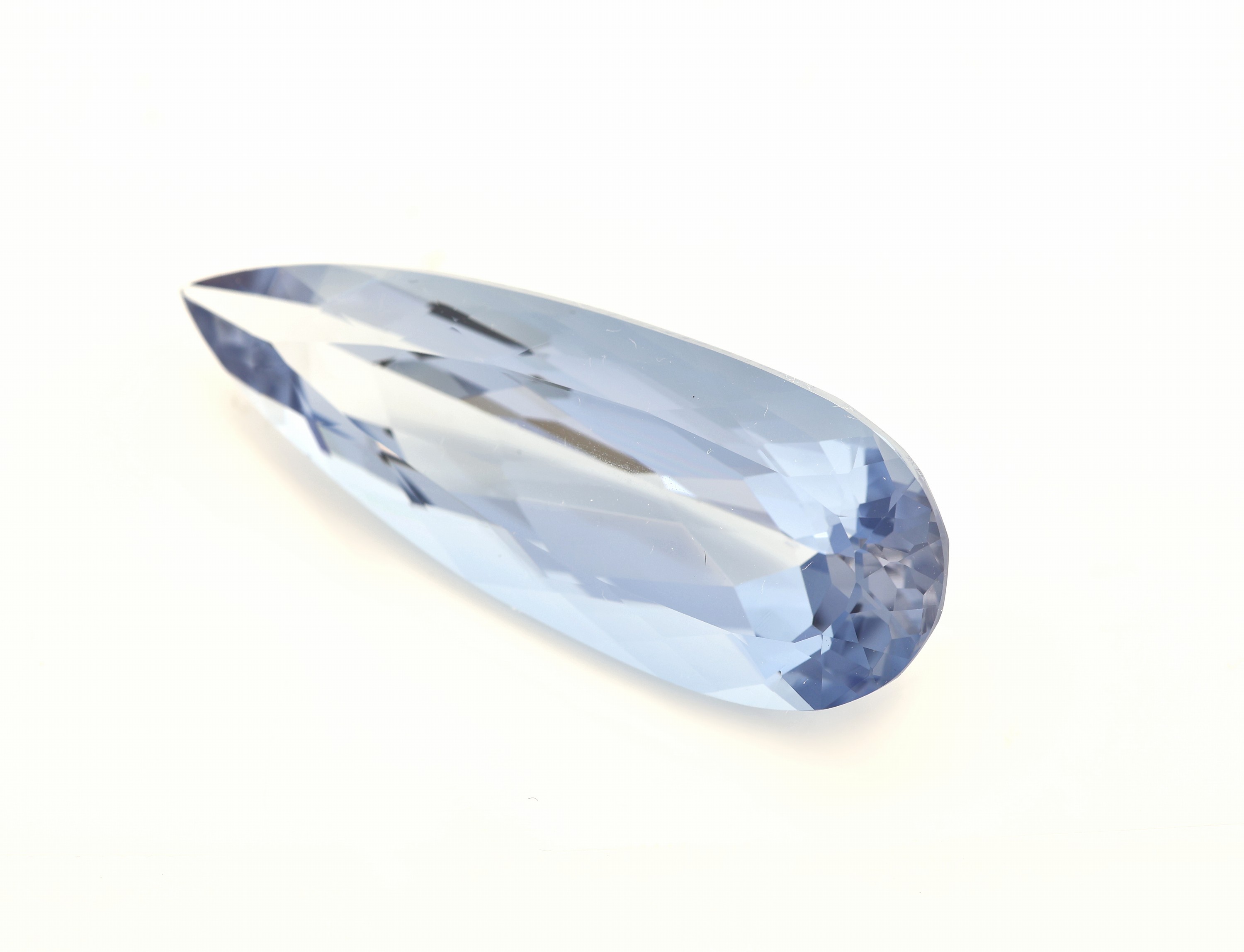 Detail b: Loser Aquamarin ca. 34.56 ct, facett. Tropfen, 39.89 x 14.86 x 10.27 mm, Farbe Santa Maria Blau, mit AIG-Expertise