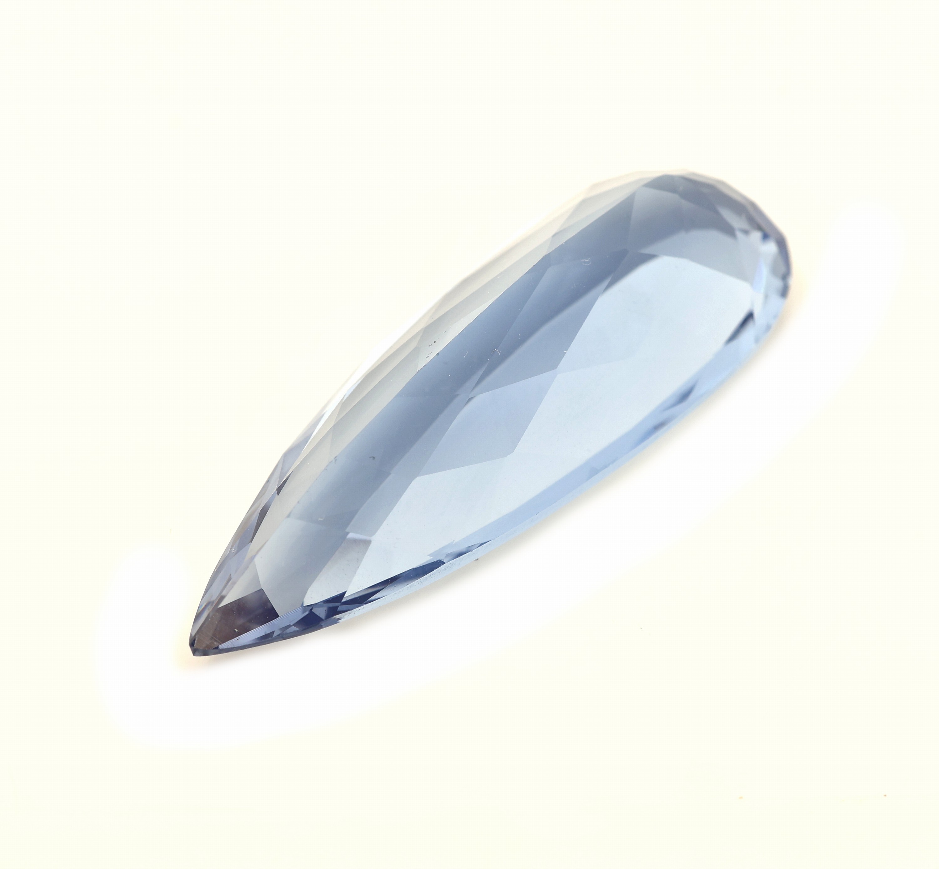 Detail c: Loser Aquamarin ca. 34.56 ct, facett. Tropfen, 39.89 x 14.86 x 10.27 mm, Farbe Santa Maria Blau, mit AIG-Expertise