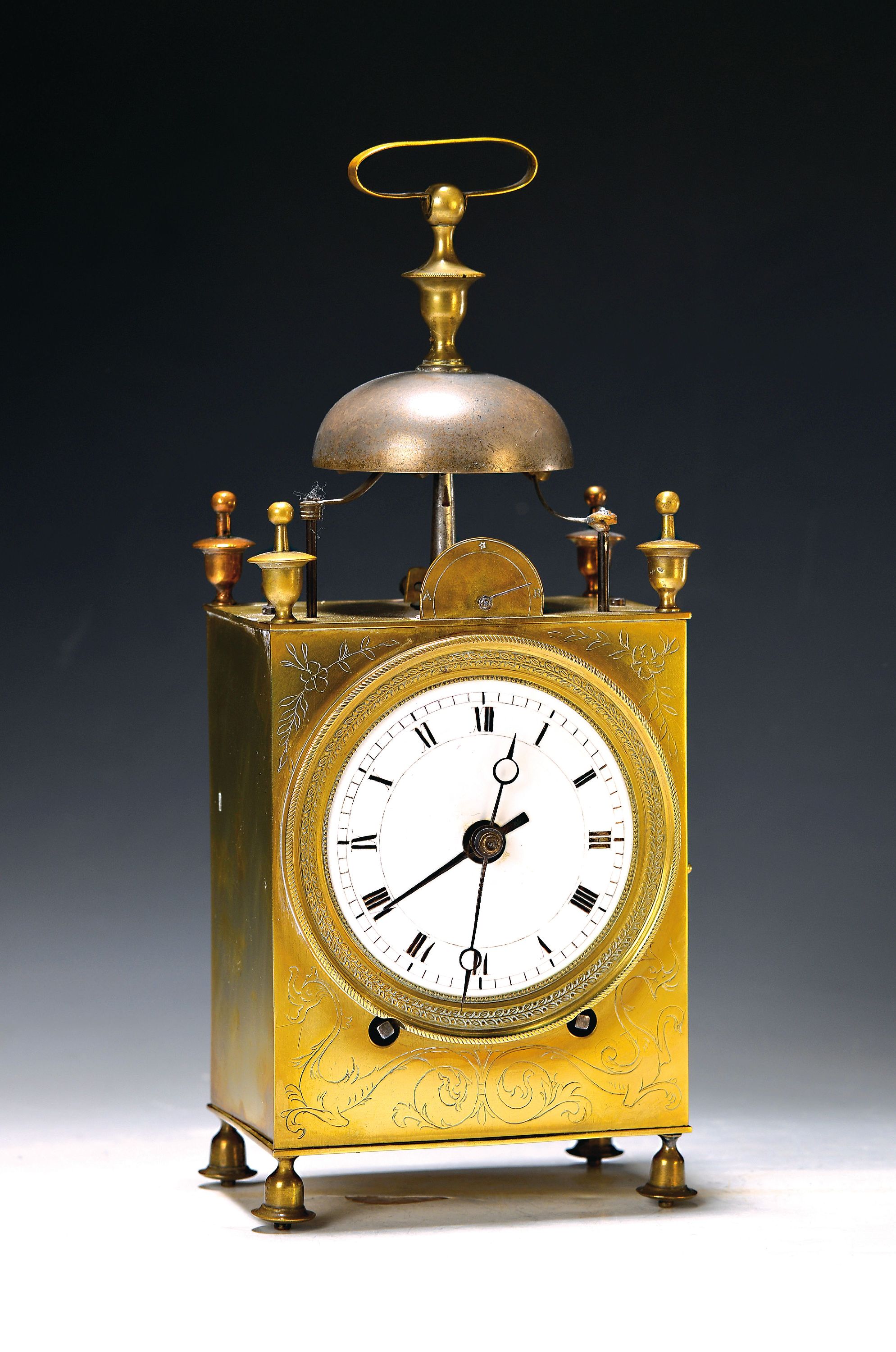 Tischwecker, sog. Capucine, Frankreich, um 1820, Messinggehäuse graviert mit Amoretten an den Seiten (re. Türe falsch eingehängt, kl. Öffnung?), ...
