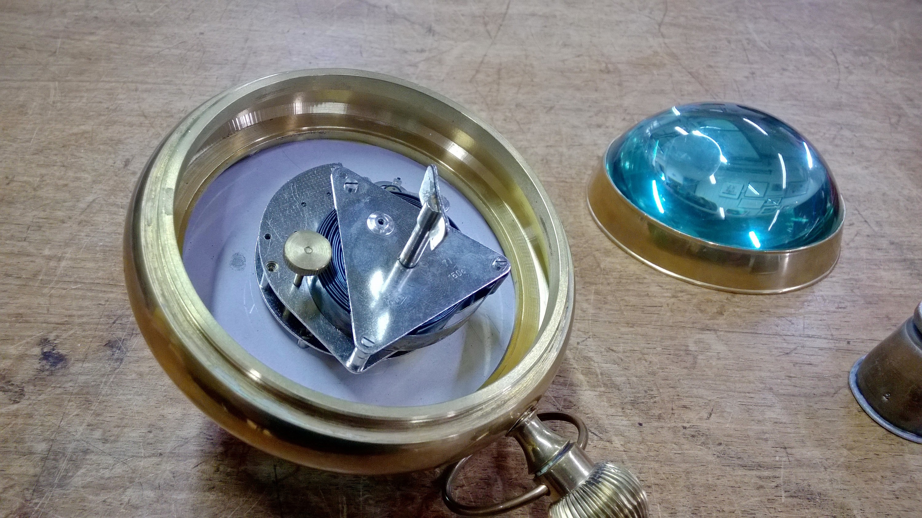 Detail a: Tischuhr / Kugeluhr, bez.: Smiths London, um 1970, Gehäuse farbloses Glas, Messing mit geschraubten Deckeln, Aufzugskrone ohne Funktion (Attrappe), ...
