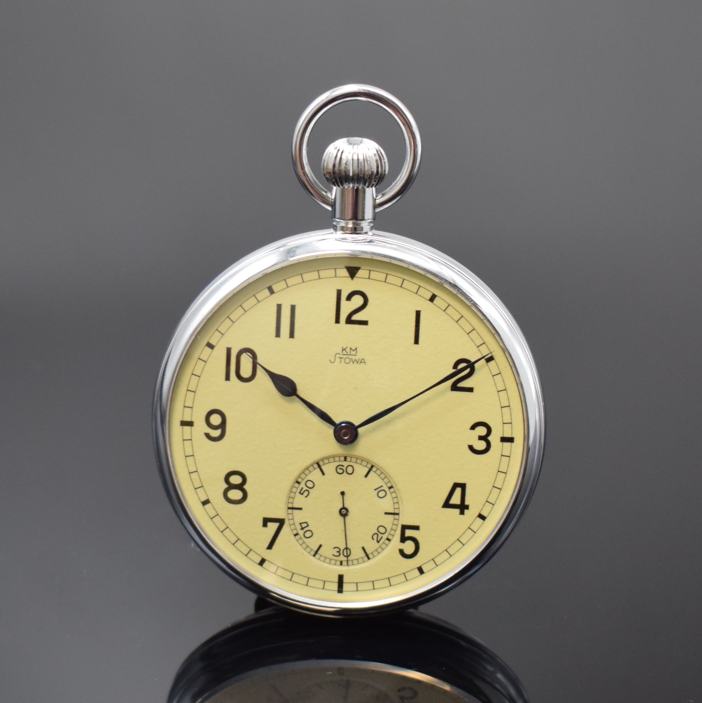 STOWA KM Beobachtungsuhr im beidseitig verglasten Gehäuse mit Leuchtzifferblatt, Deutschland um 1940/1990, Boden und Glasrand aufgedr., gebl. ...