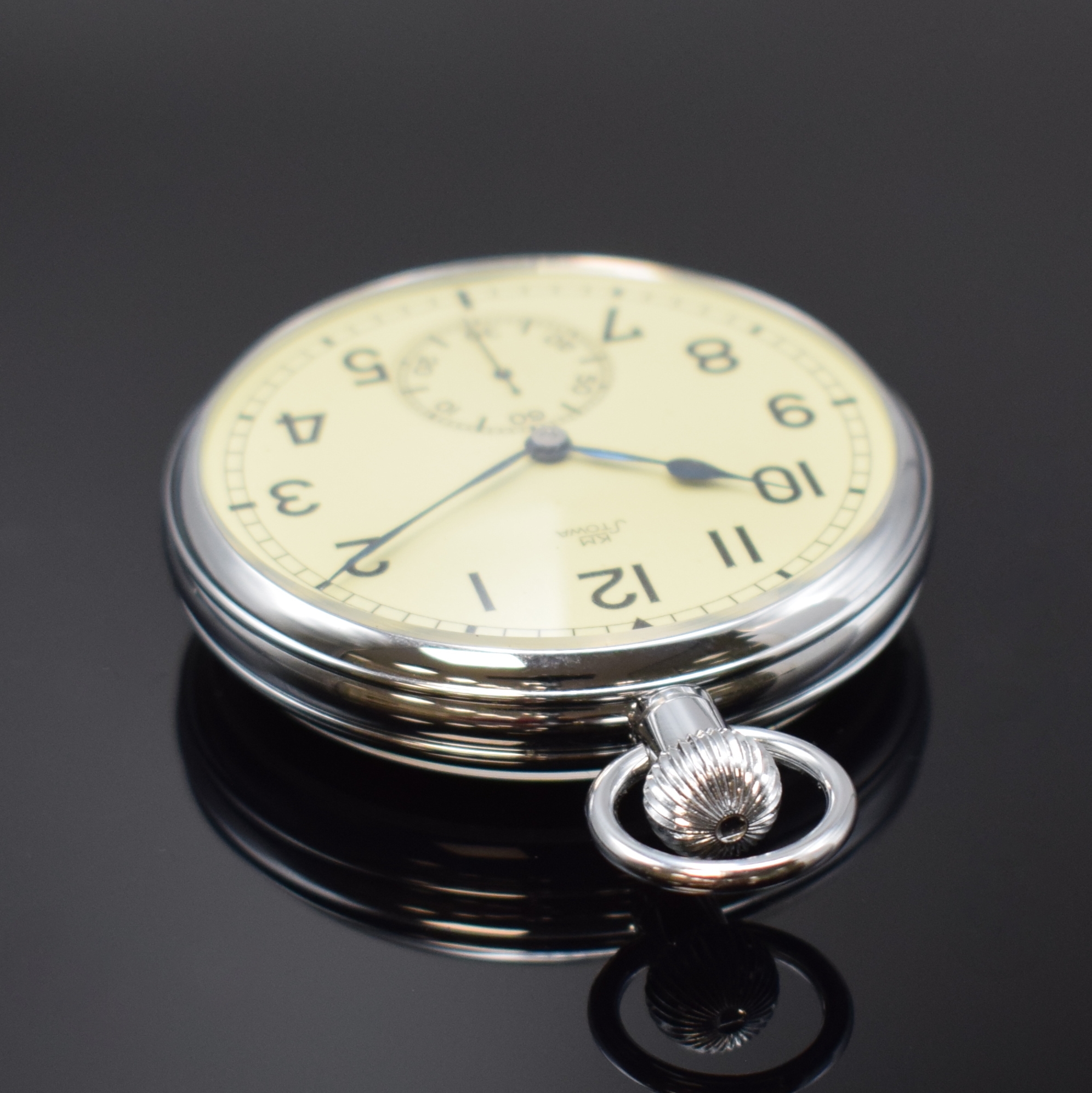 Detail a: STOWA KM Beobachtungsuhr im beidseitig verglasten Gehäuse mit Leuchtzifferblatt, Deutschland um 1940/1990, Boden und Glasrand aufgedr., gebl. ...