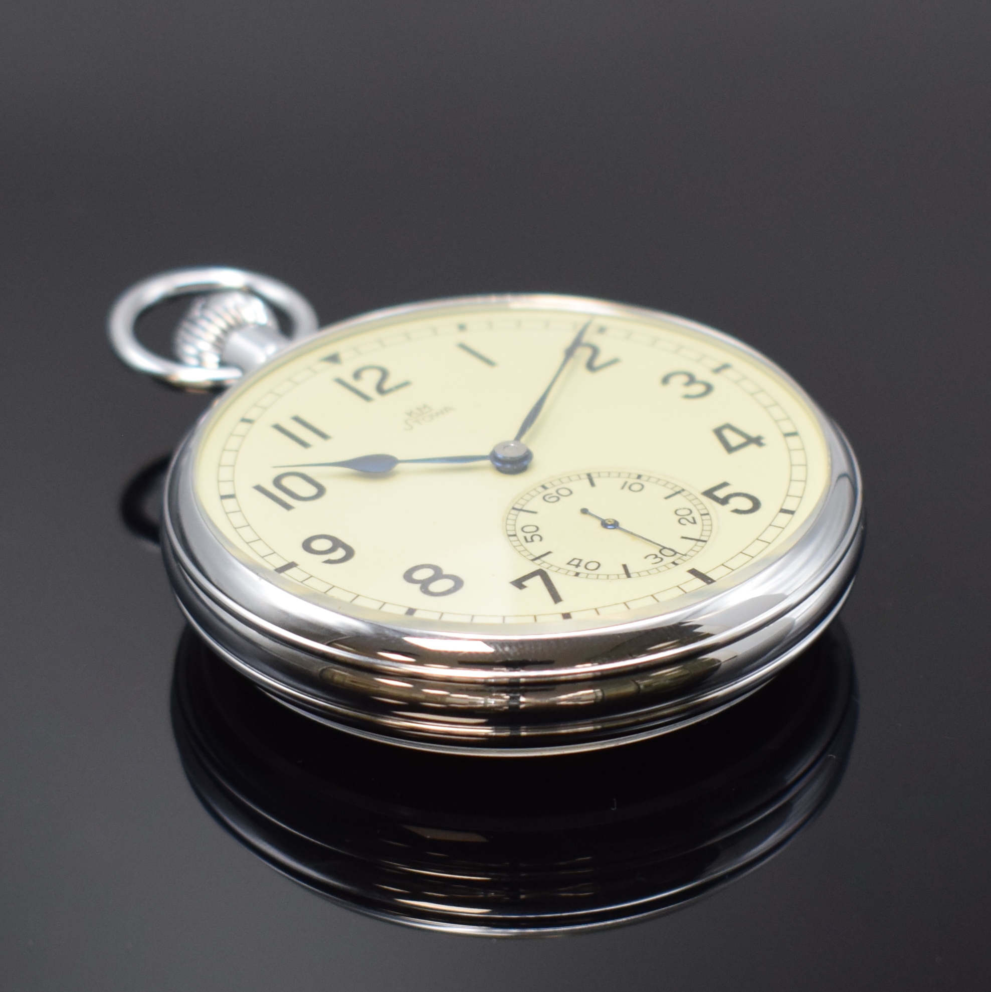 Detail b: STOWA KM Beobachtungsuhr im beidseitig verglasten Gehäuse mit Leuchtzifferblatt, Deutschland um 1940/1990, Boden und Glasrand aufgedr., gebl. ...