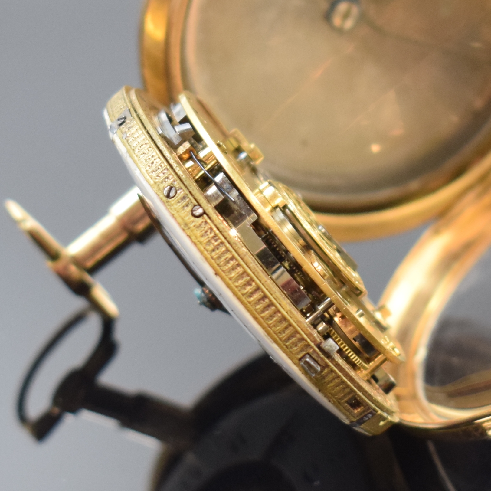 Detail d: WUNDERLICH Darmstadt frühe Zylinderuhr mit Repetition in RG 750/000, Deutschland um 1800, fein grav. Geh. m. langem Pendant, Emailziffernring stark ...